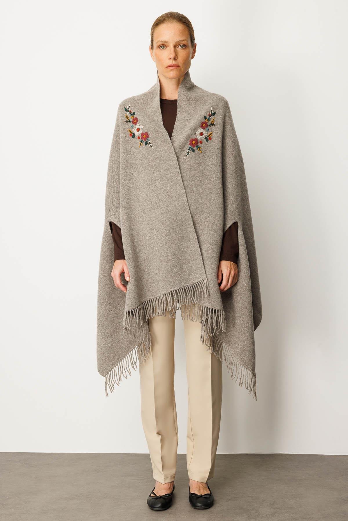 25060Kadın Yakası İşlemeli Koldan Geçmeli Büyük Yün Şal Vizon