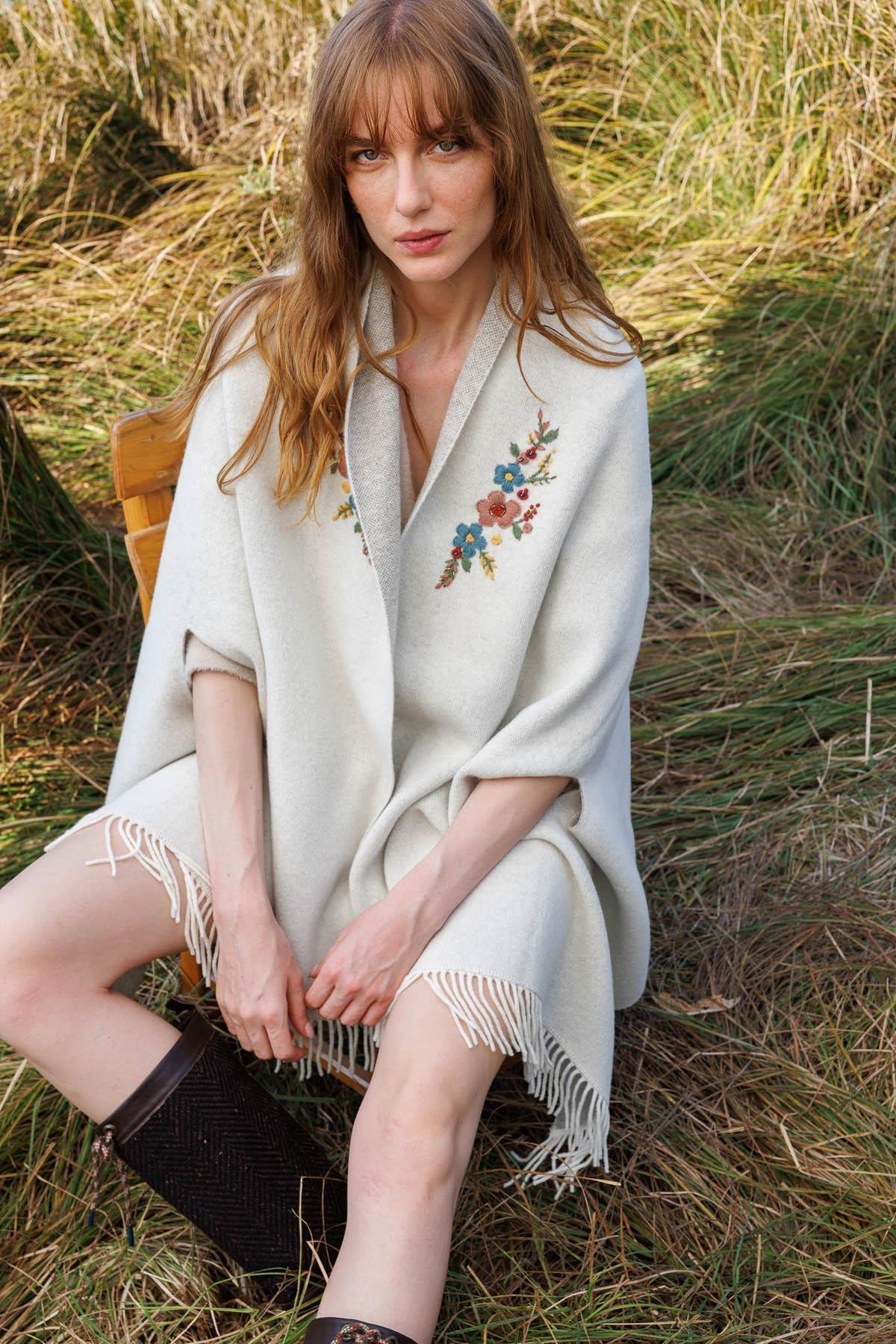 25060Kadın Yakası İşlemeli Koldan Geçmeli Büyük Yün Şal Kemik