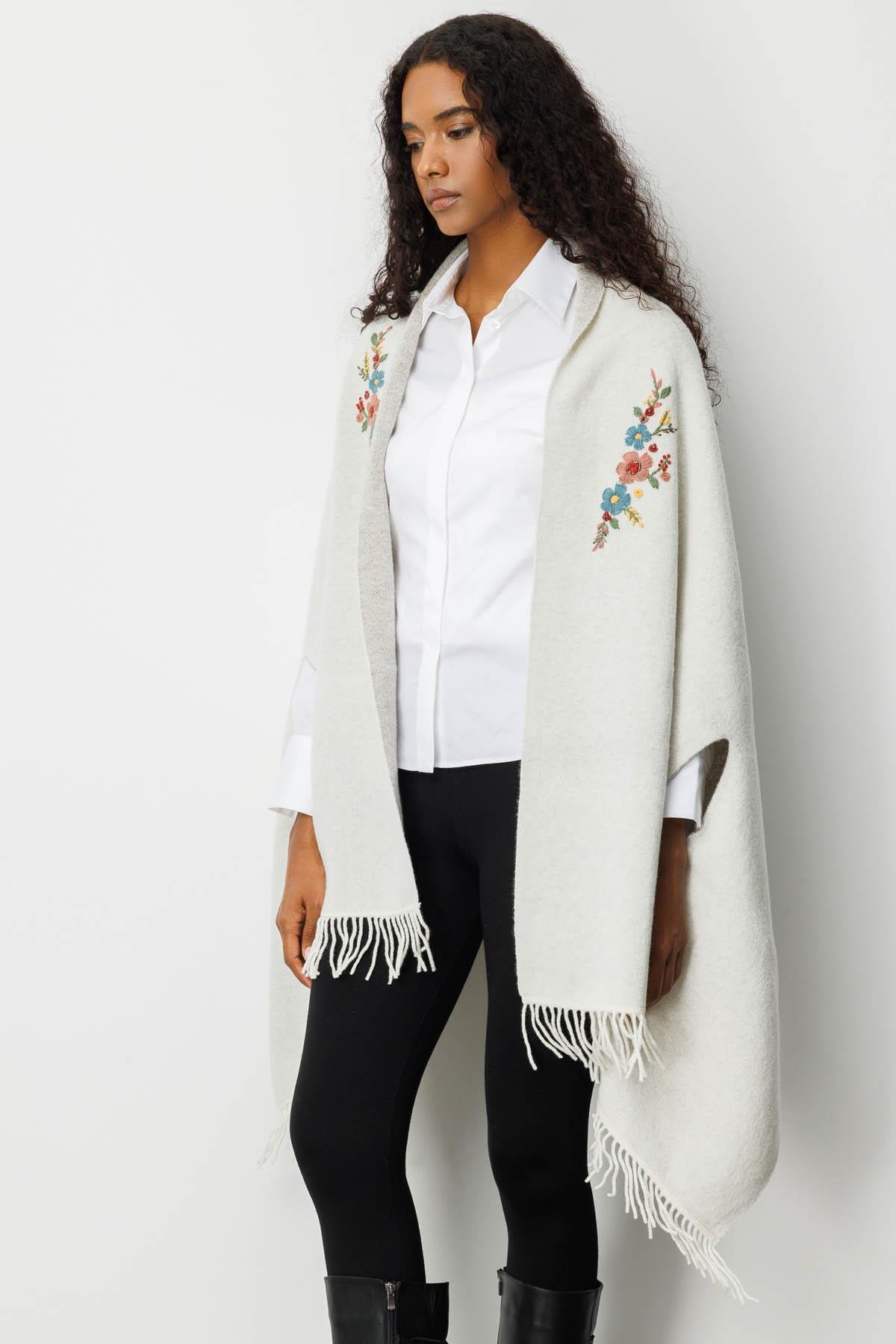 25060Kadın Yakası İşlemeli Koldan Geçmeli Büyük Yün Şal Kemik