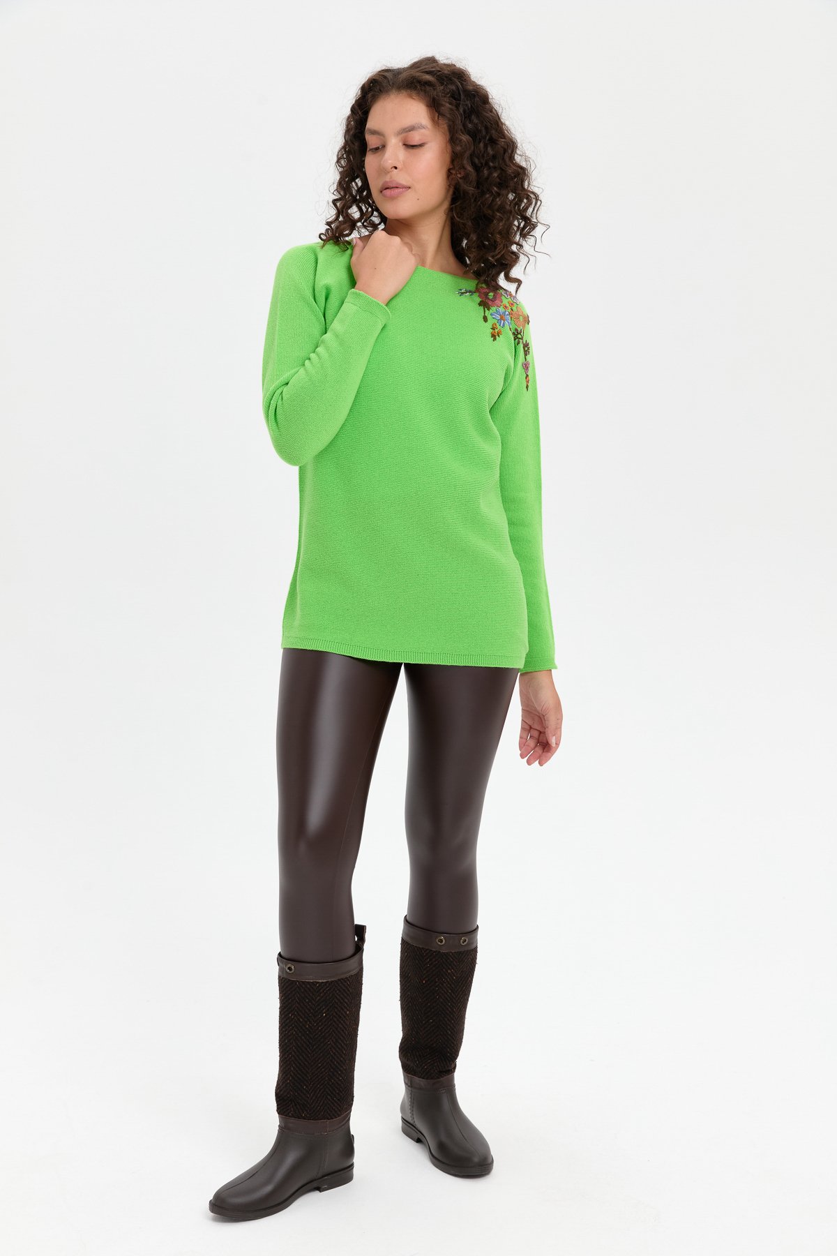 22002Kadın Yakası İşlemeli Yün Kazak K.E.Yeşili