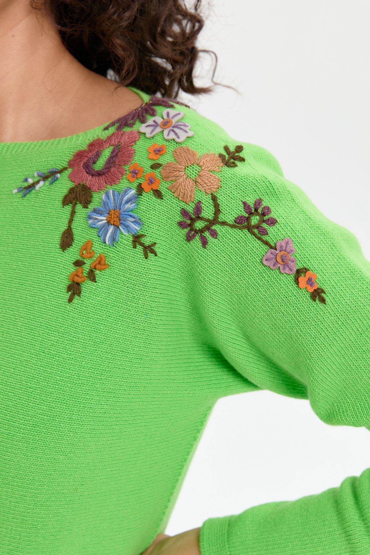 22002Kadın Yakası İşlemeli Yün Kazak K.E.Yeşili