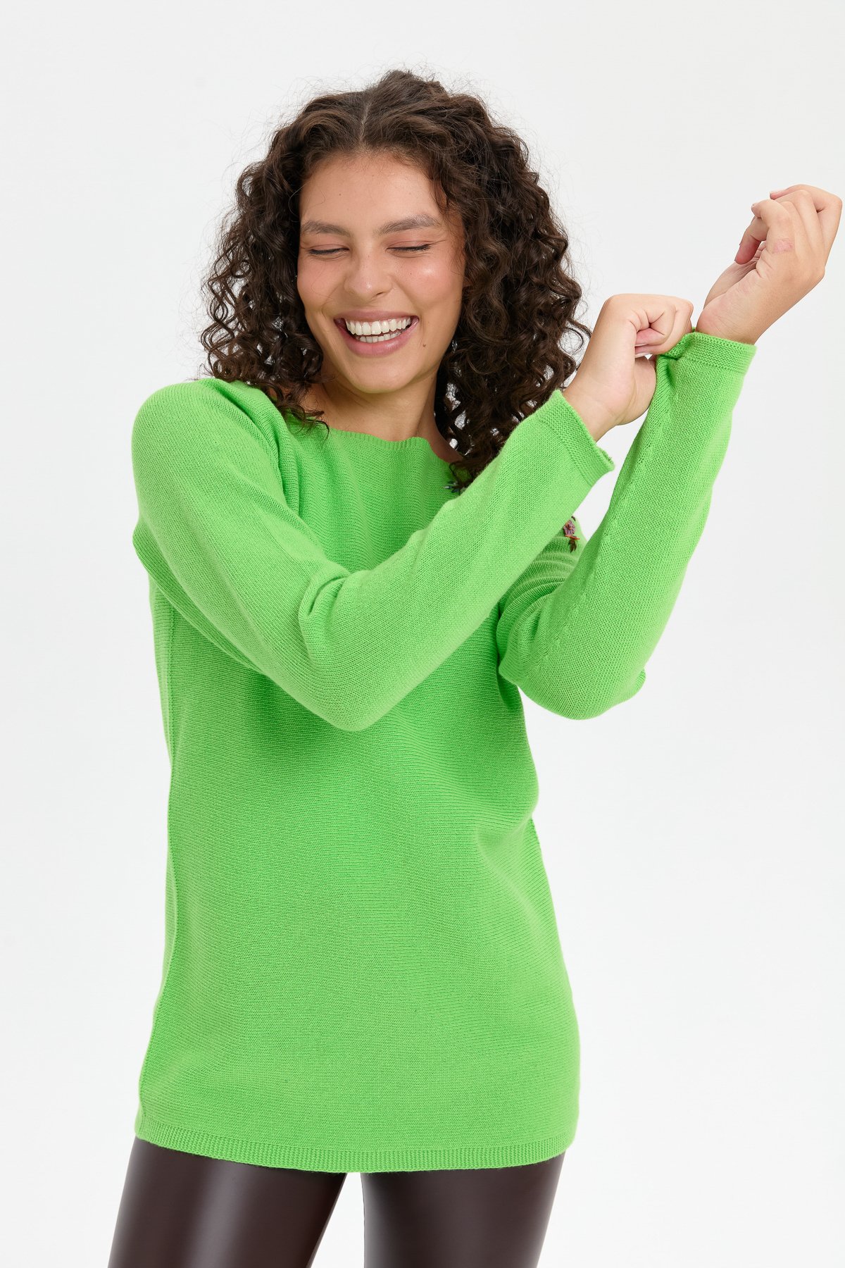 22002Kadın Yakası İşlemeli Yün Kazak K.E.Yeşili