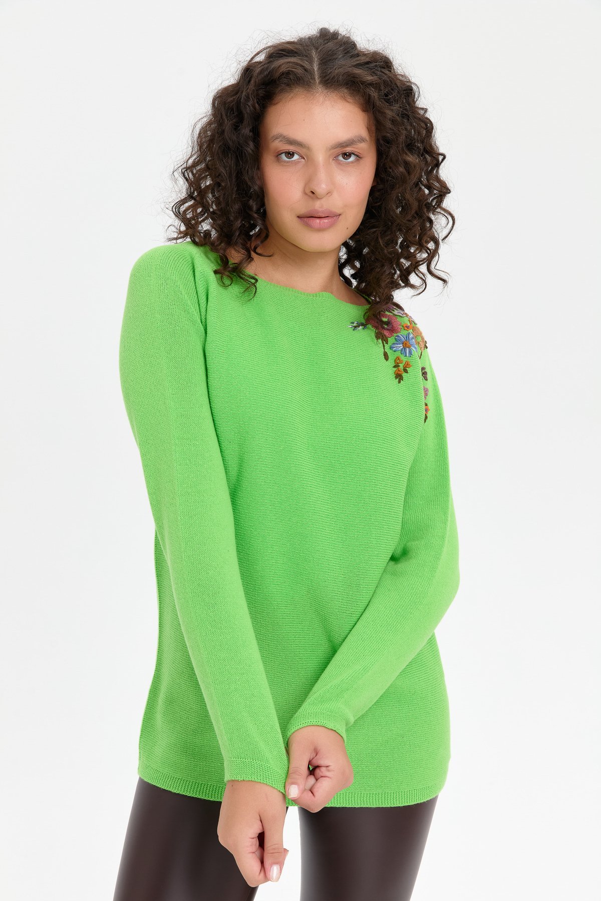 22002Kadın Yakası İşlemeli Yün Kazak K.E.Yeşili