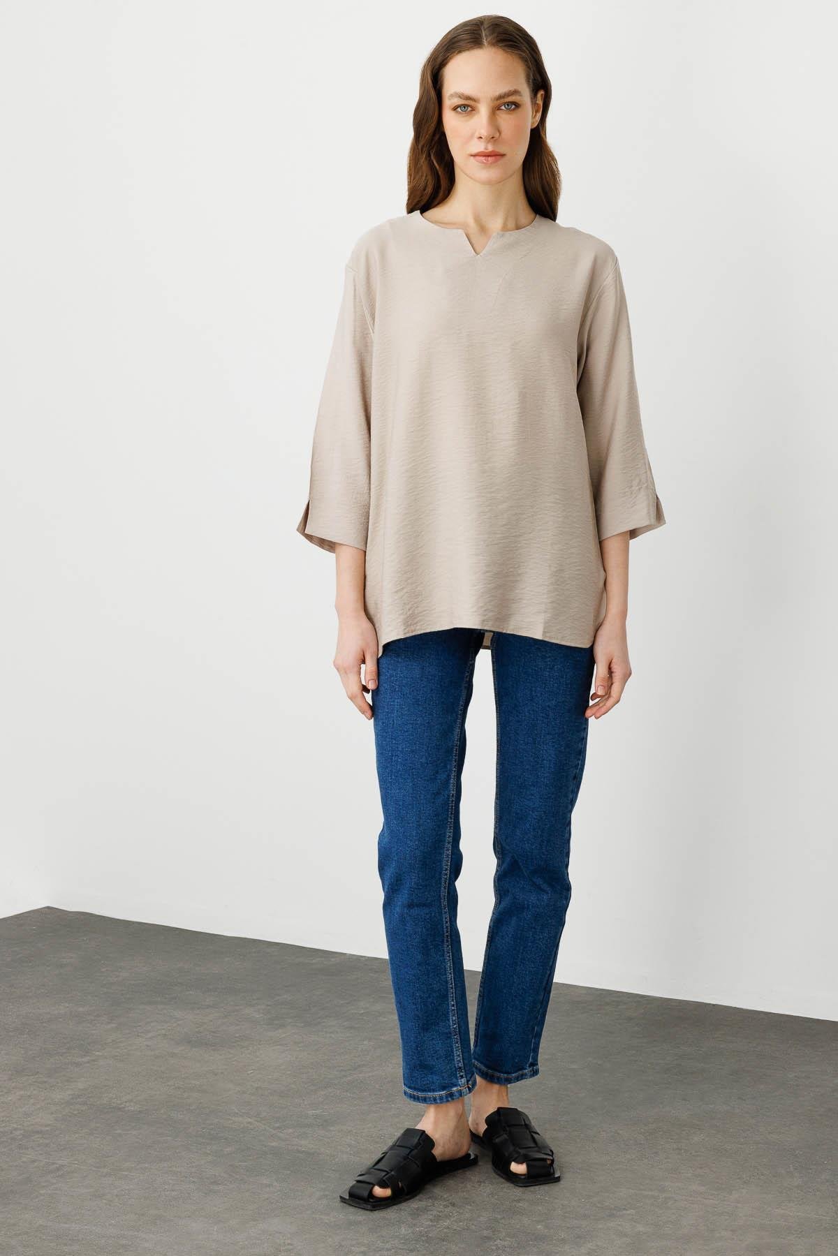 25776Kadın Yakası Kolu ve Eteği Yırtmaçlı Bluz Bej