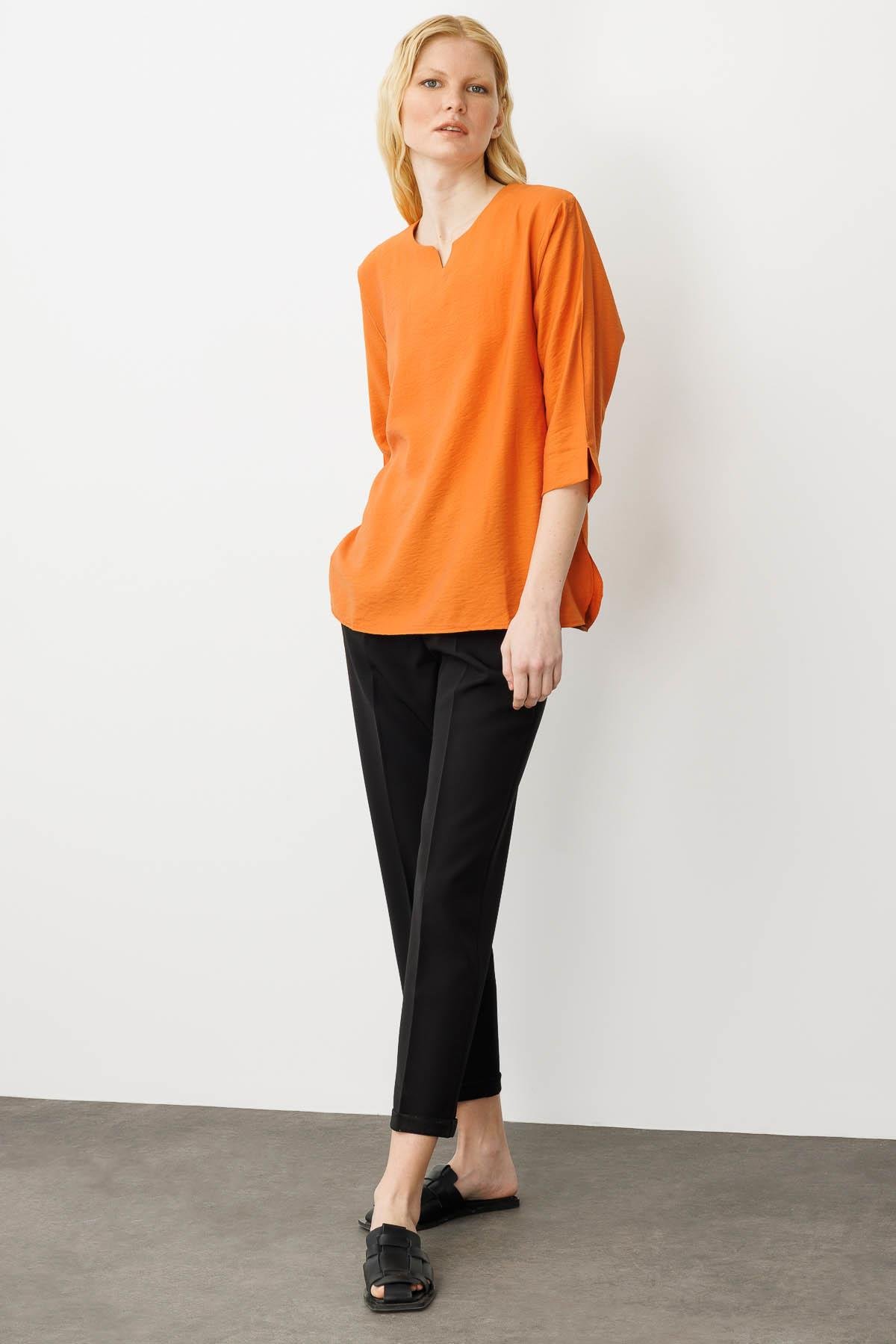 25776Kadın Yakası Kolu ve Eteği Yırtmaçlı Bluz Turuncu