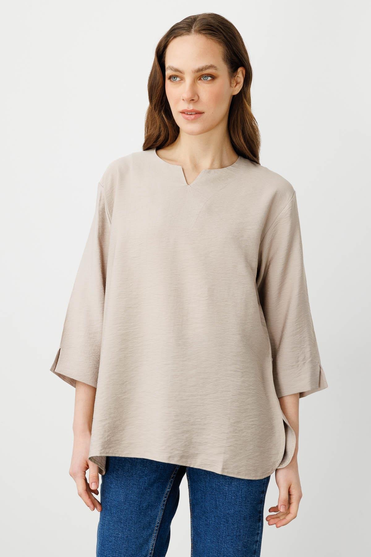 25776Kadın Yakası Kolu ve Eteği Yırtmaçlı Bluz Bej