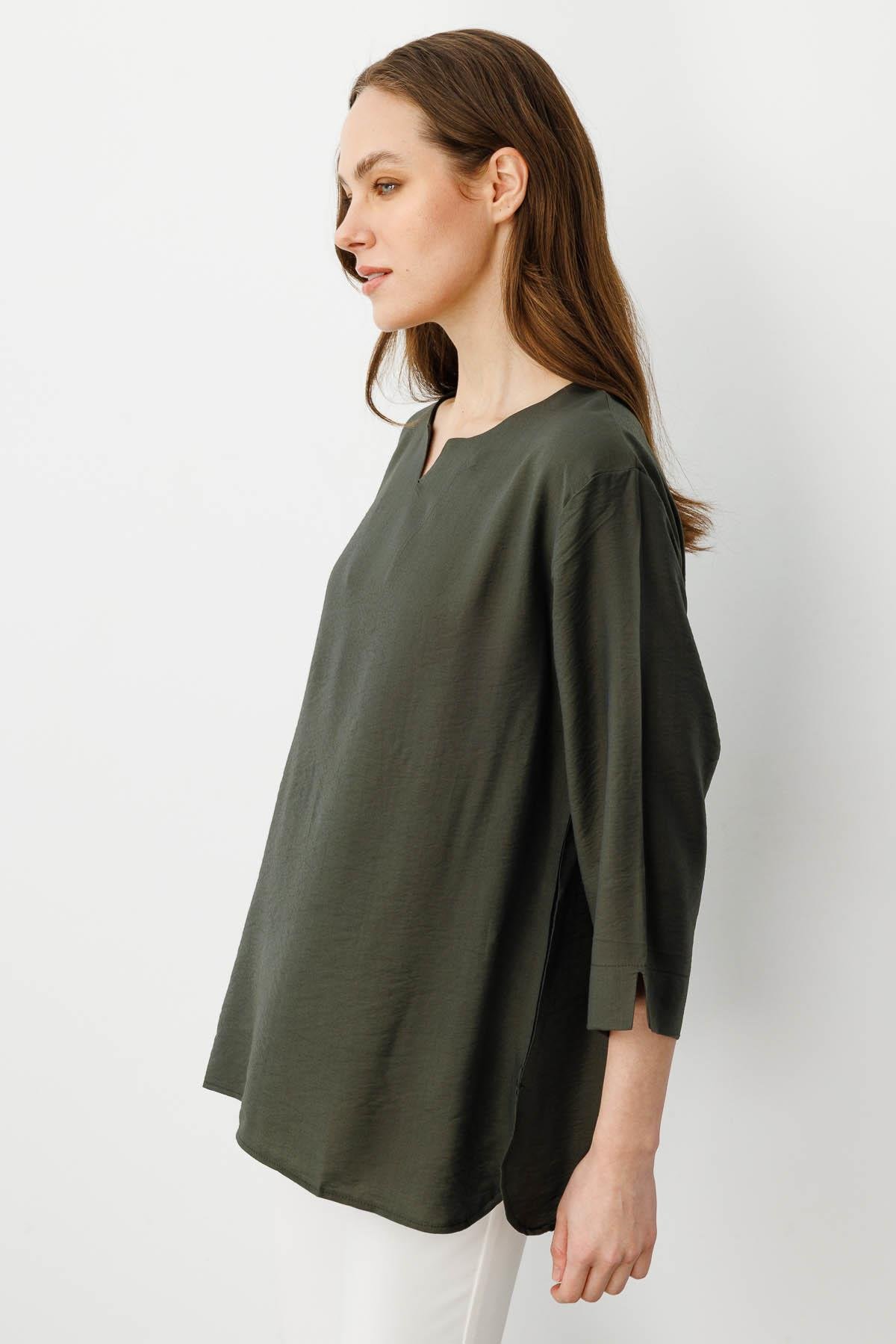 25776Kadın Yakası Kolu ve Eteği Yırtmaçlı Bluz Haki