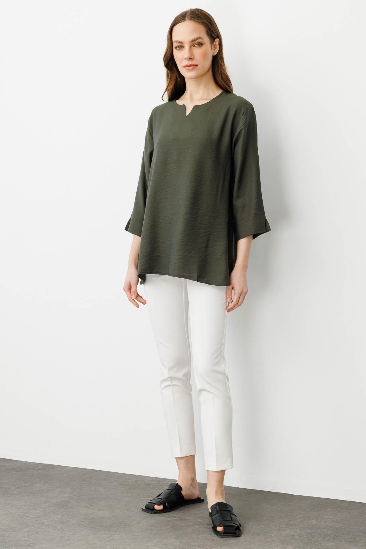 25776Kadın Yakası Kolu ve Eteği Yırtmaçlı Bluz Haki