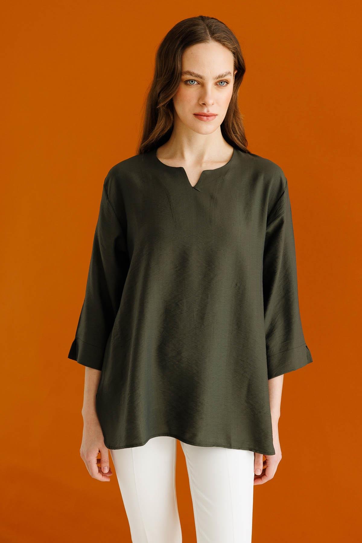 25776Kadın Yakası Kolu ve Eteği Yırtmaçlı Bluz Haki