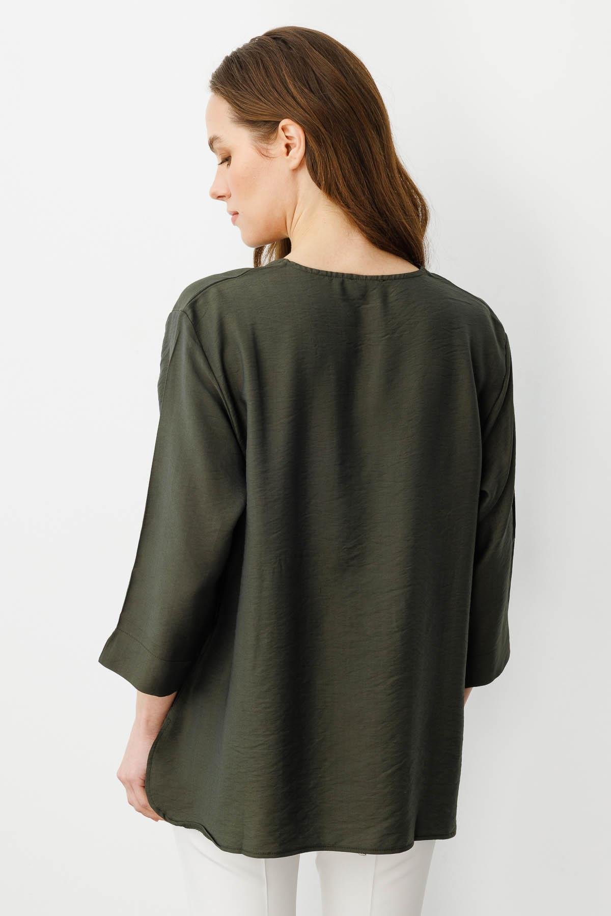 25776Kadın Yakası Kolu ve Eteği Yırtmaçlı Bluz Haki