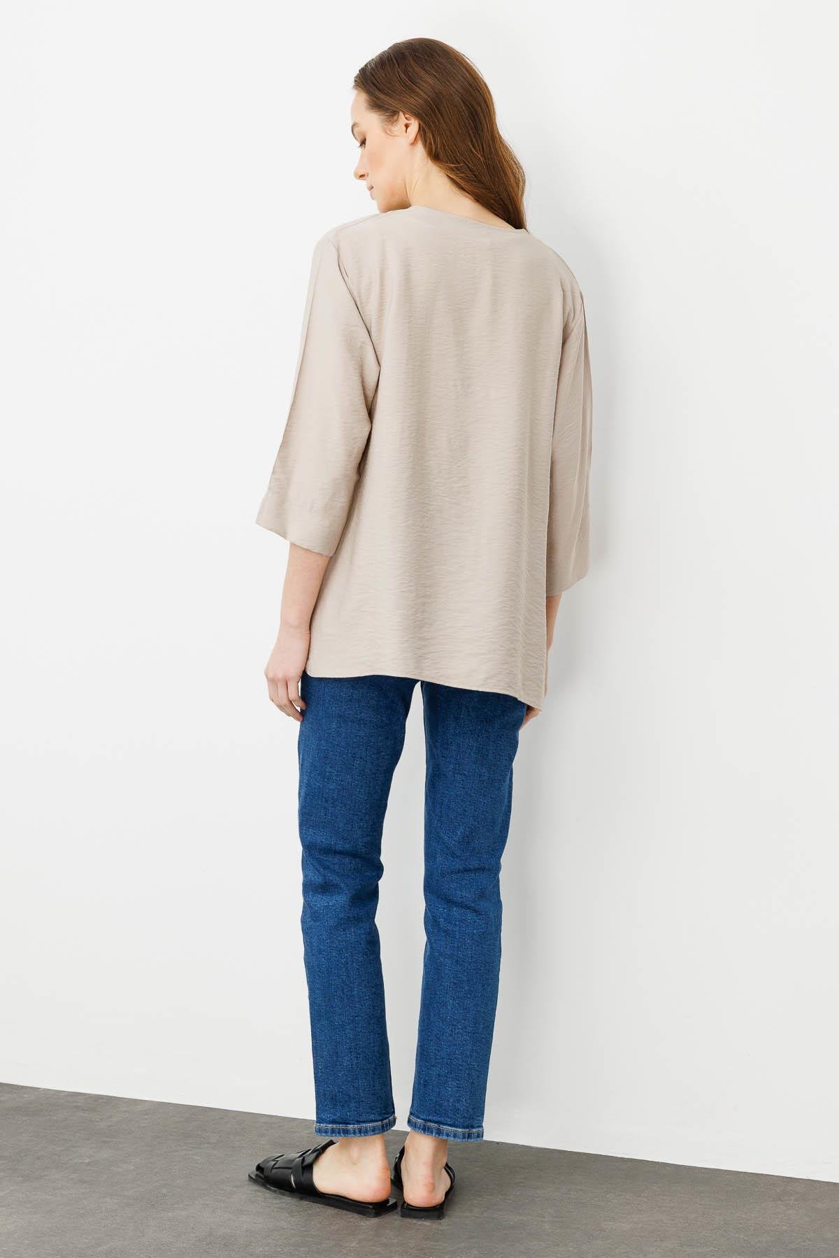 25776Kadın Yakası Kolu ve Eteği Yırtmaçlı Bluz Bej