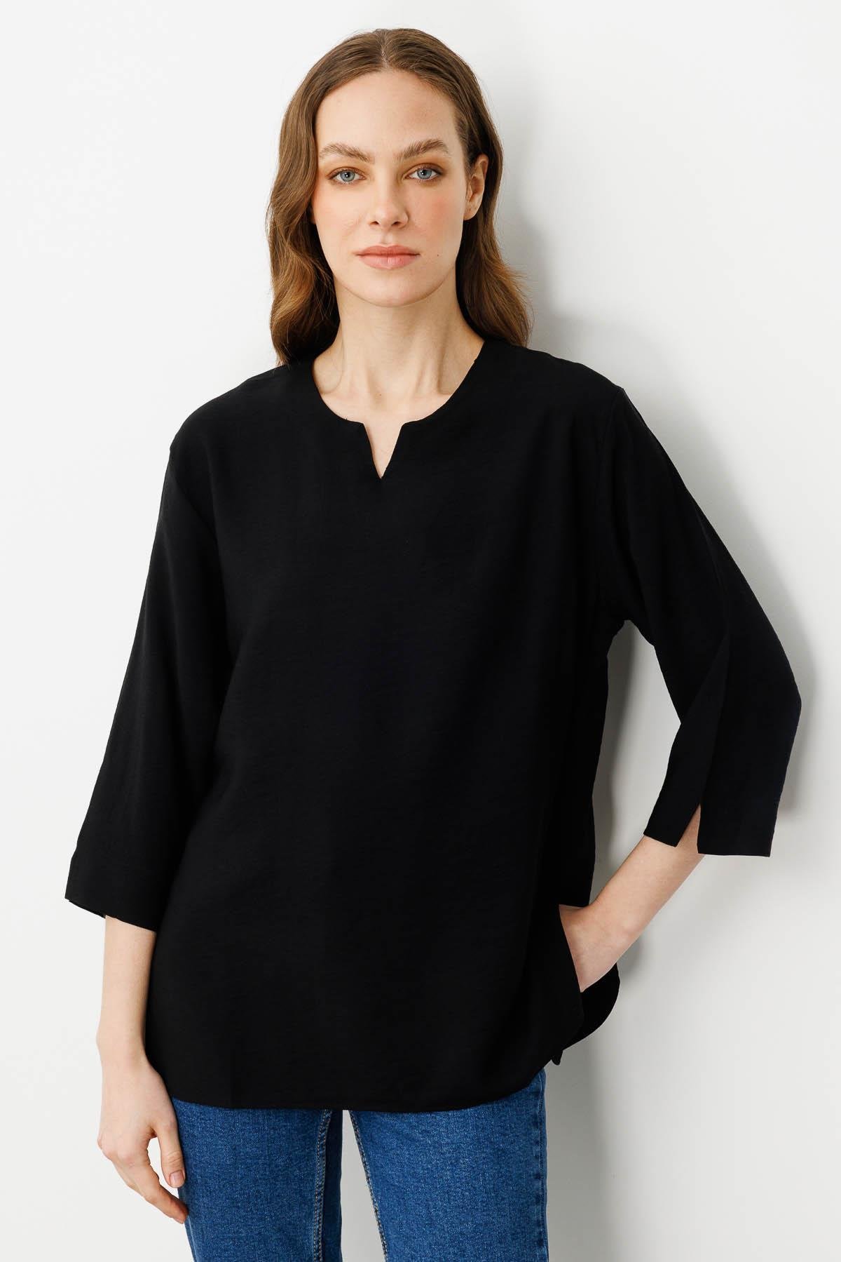 25776Kadın Yakası Kolu ve Eteği Yırtmaçlı Bluz Siyah