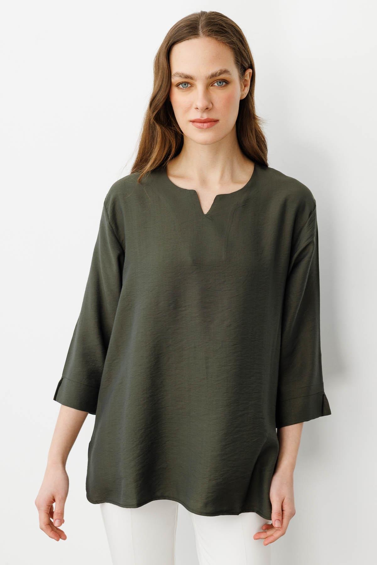 25776Kadın Yakası Kolu ve Eteği Yırtmaçlı Bluz Haki