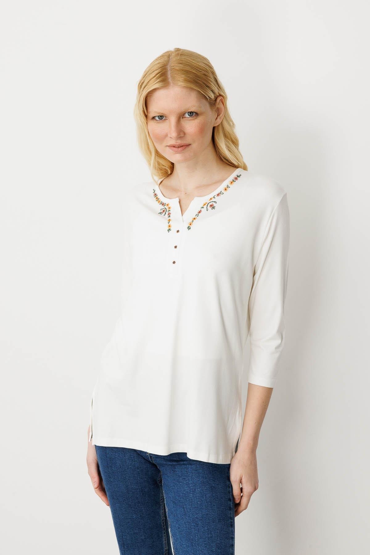 23701Kadın Yakası Papatya İşlemeli Penye Bluz Ekru