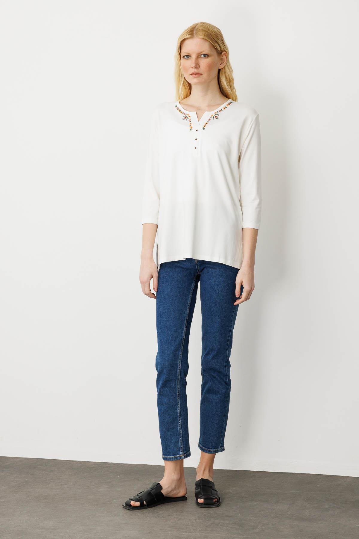 23701Kadın Yakası Papatya İşlemeli Penye Bluz Ekru