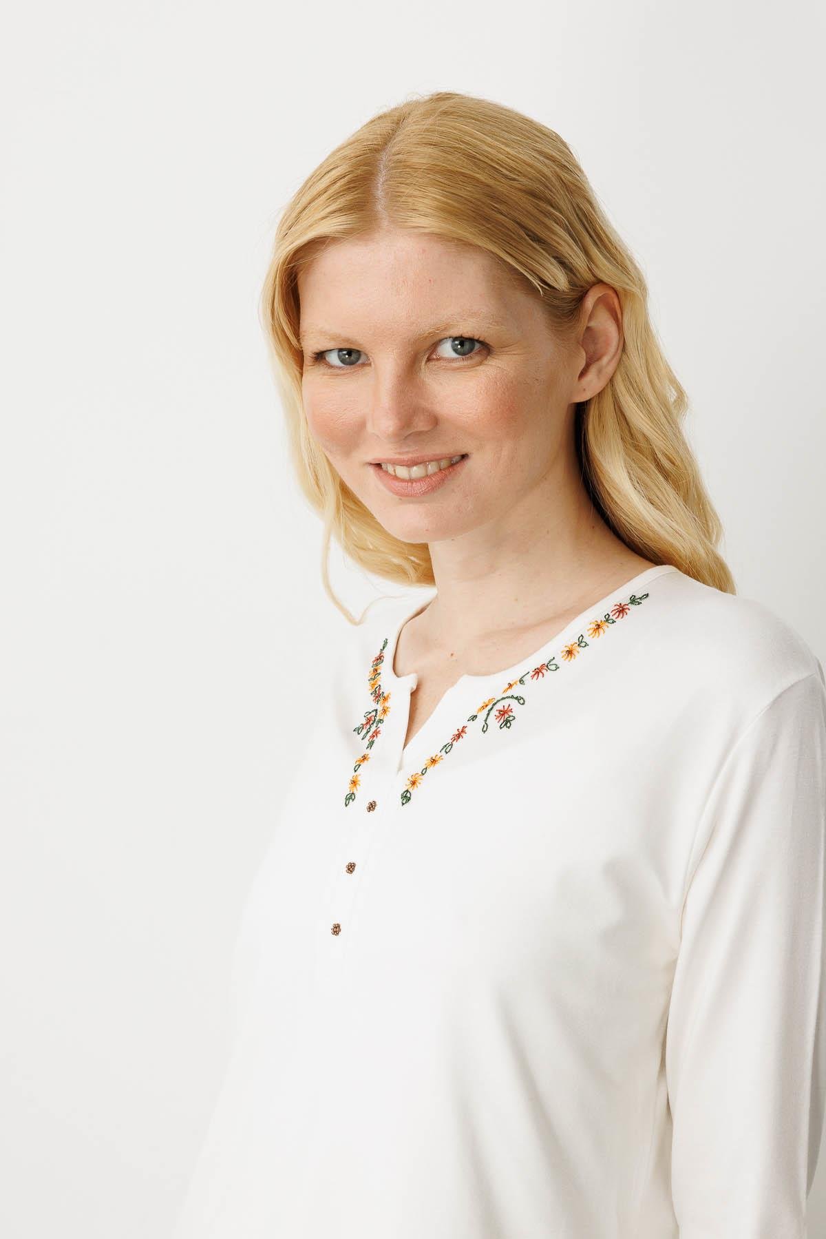 23701Kadın Yakası Papatya İşlemeli Penye Bluz Ekru