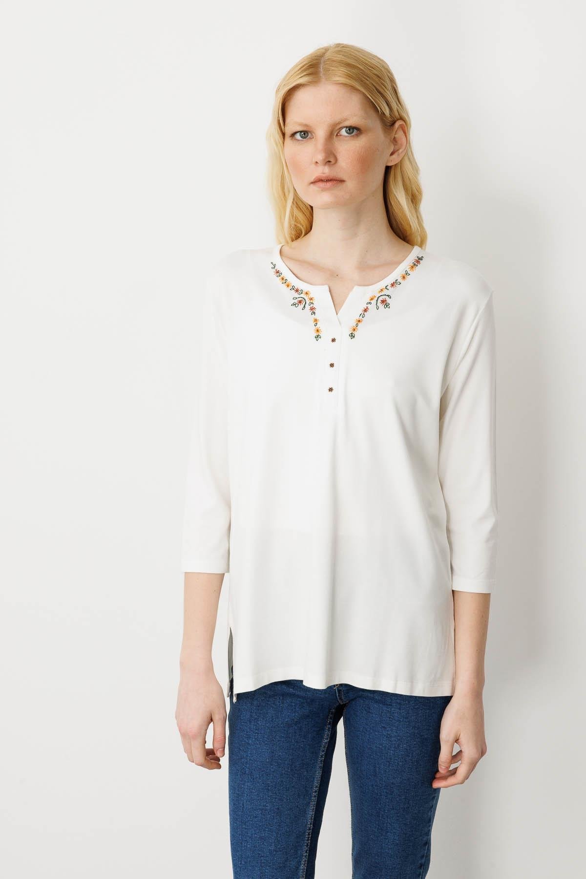 23701Kadın Yakası Papatya İşlemeli Penye Bluz Ekru