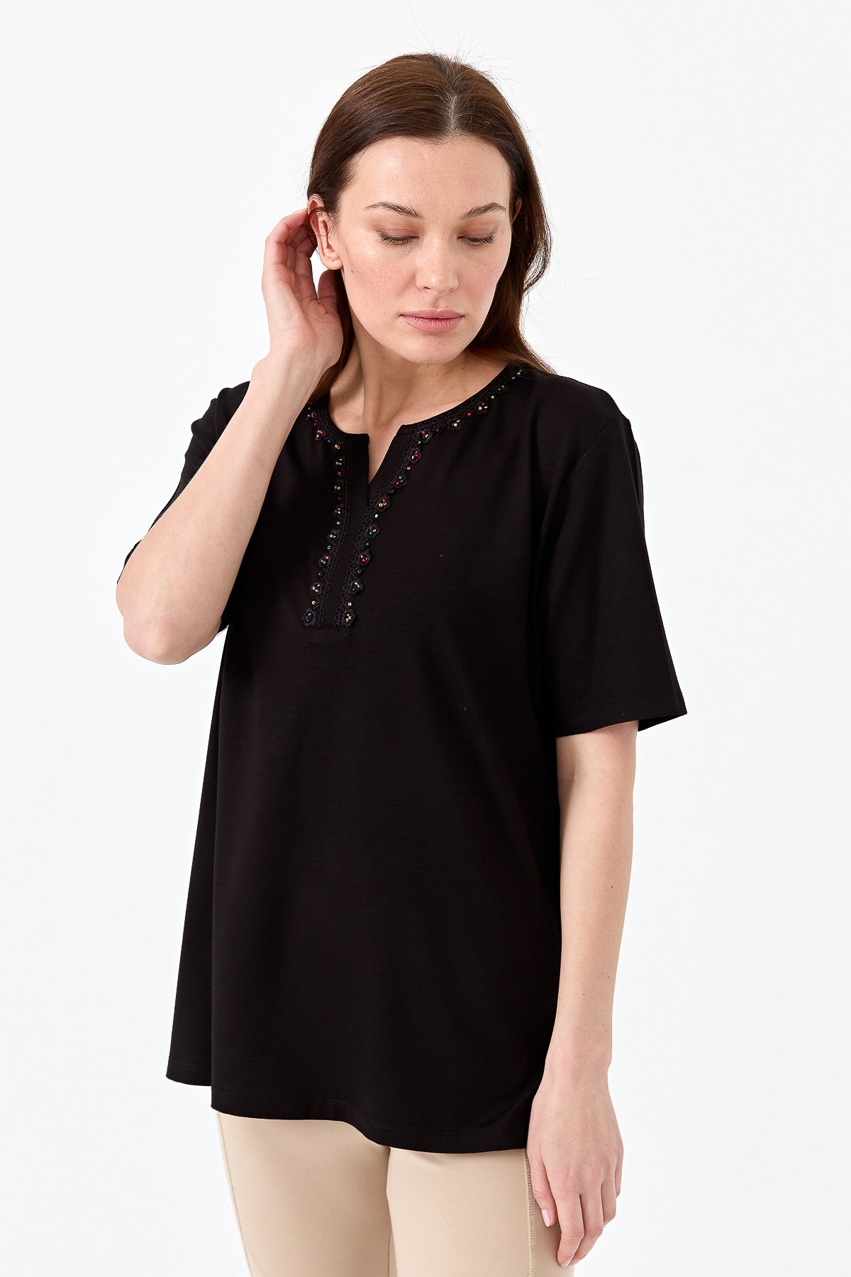 23703Kadın Yakası Patlı Boncuk İşlemeli Penye T-shirt Siyah