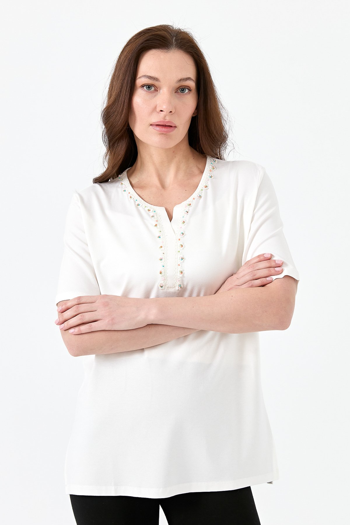 23703Kadın Yakası Patlı Boncuk İşlemeli Penye T-shirt Ekru