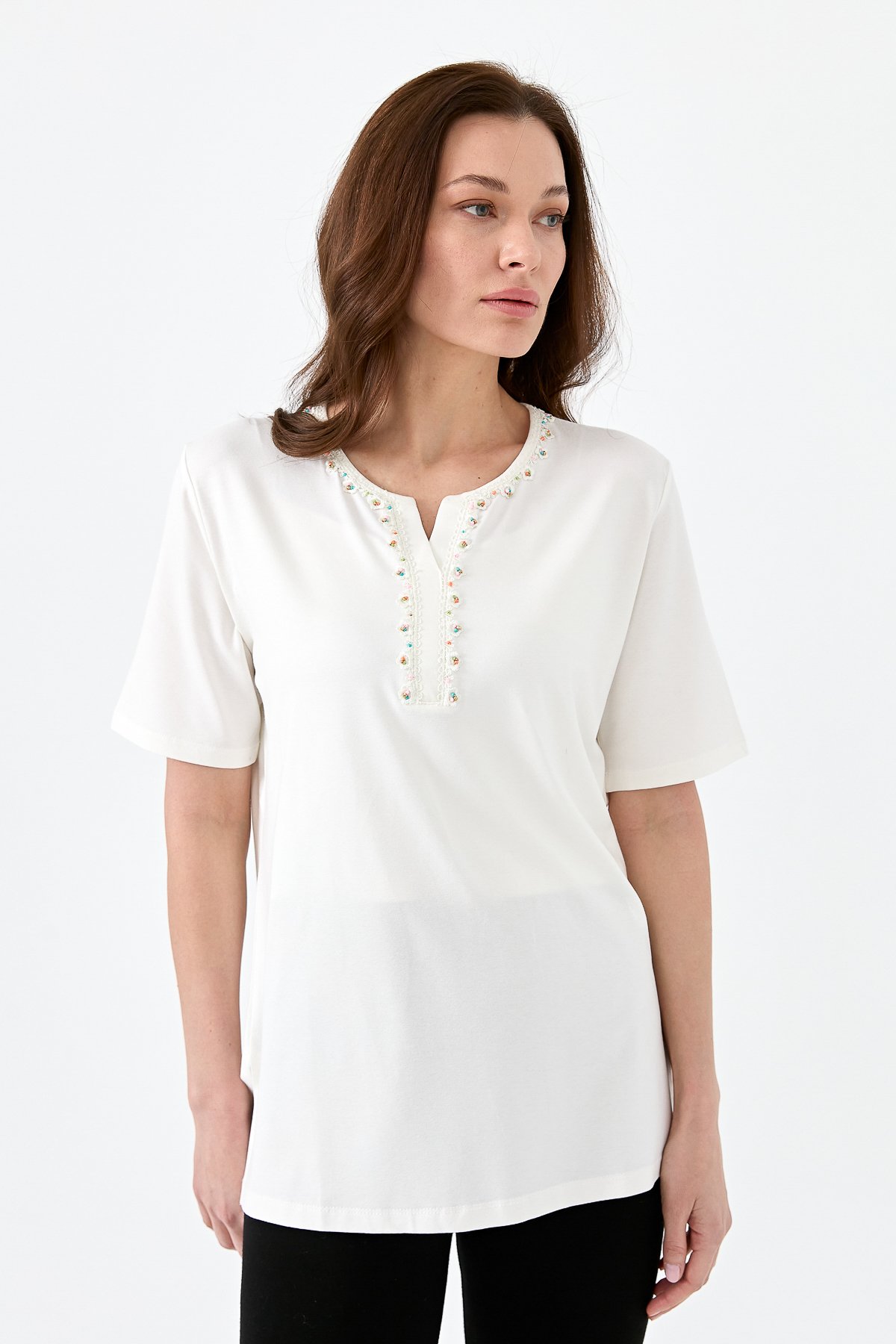 23703Kadın Yakası Patlı Boncuk İşlemeli Penye T-shirt Ekru
