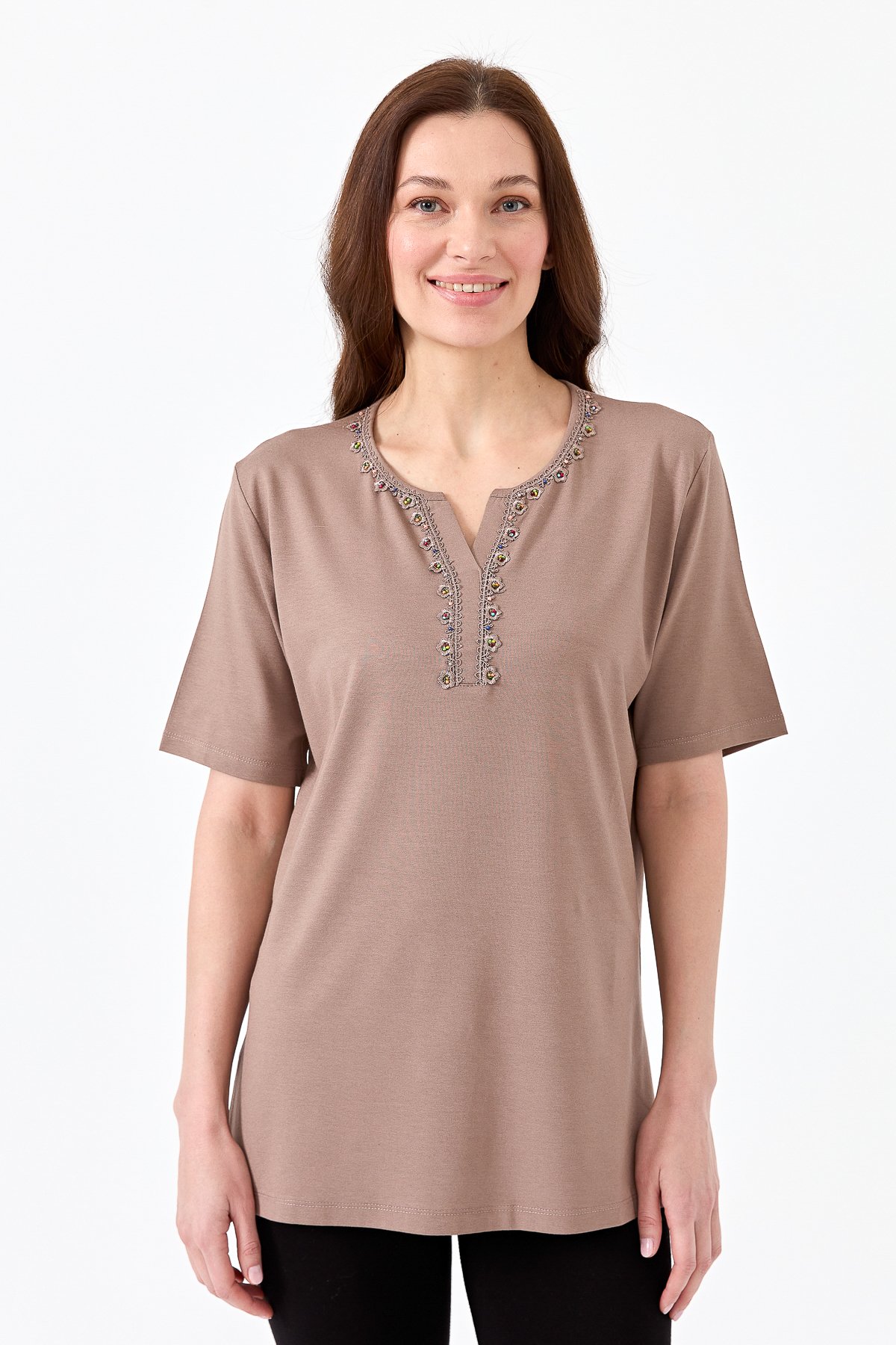 23703Kadın Yakası Patlı Boncuk İşlemeli Penye T-shirt Vizon