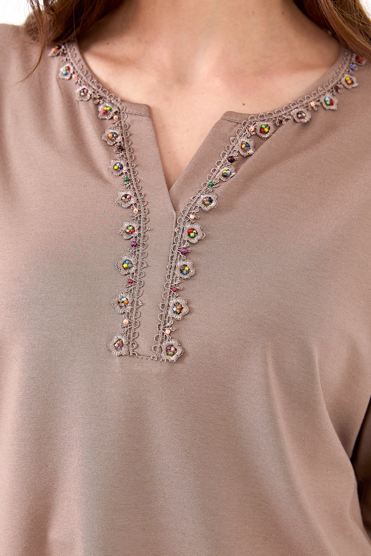 23705Kadın Yakası Patlı Boncuk İşlemeli Penye Bluz Vizon