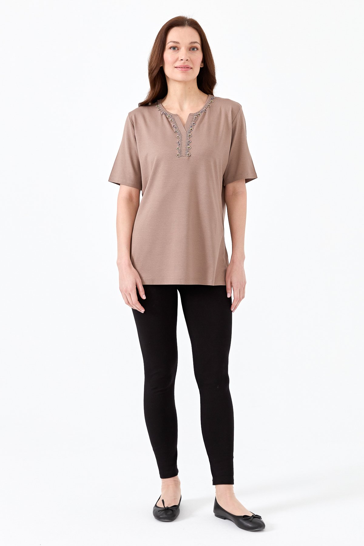 23703Kadın Yakası Patlı Boncuk İşlemeli Penye T-shirt Vizon