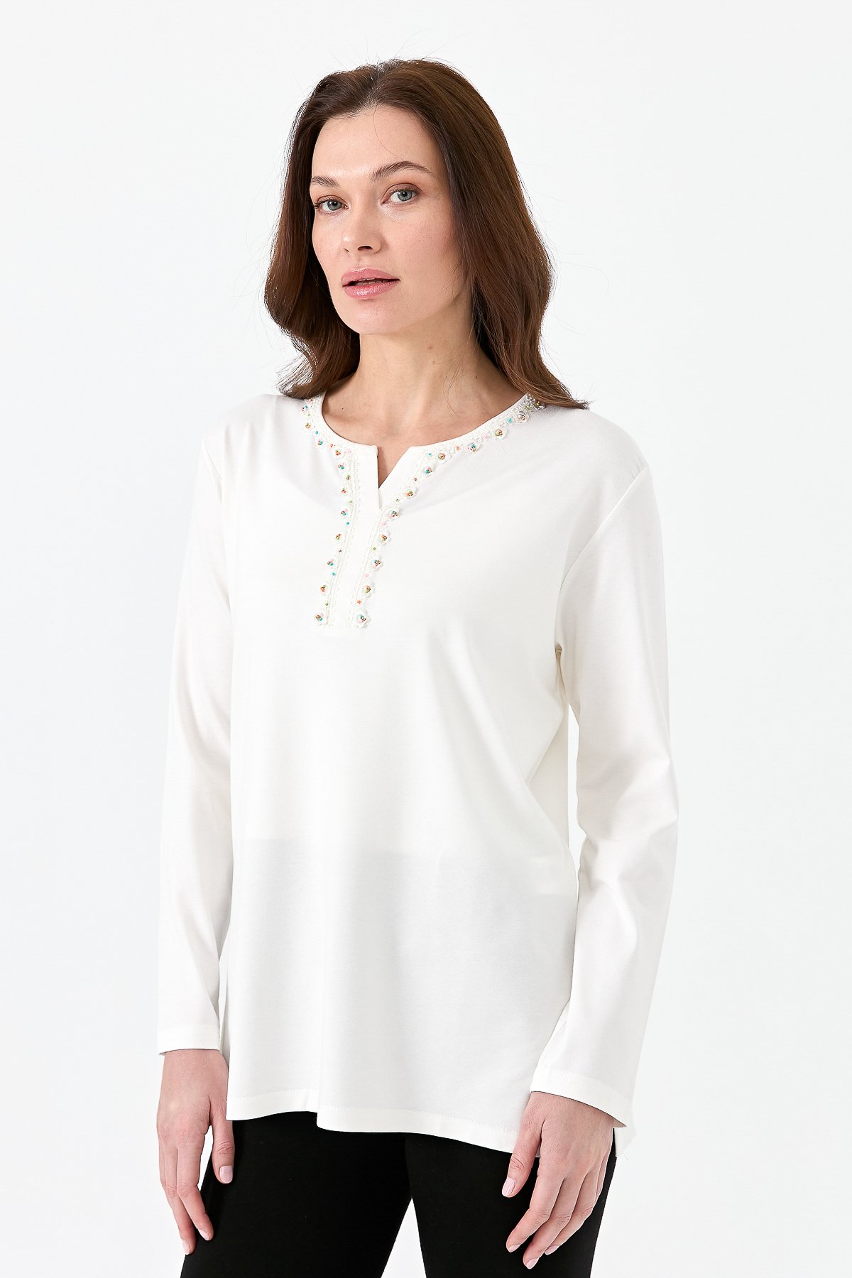 23705Kadın Yakası Patlı Boncuk İşlemeli Penye Bluz Ekru