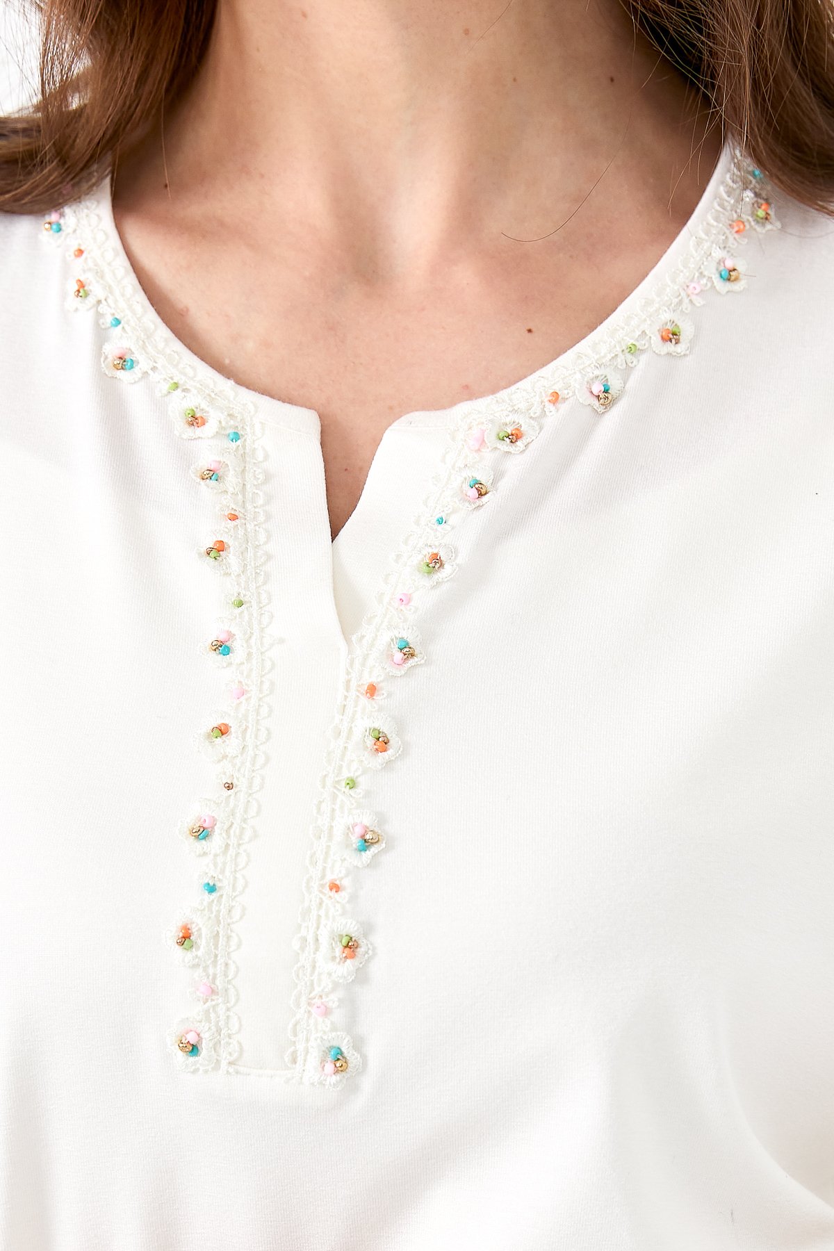 23703Kadın Yakası Patlı Boncuk İşlemeli Penye T-shirt Ekru