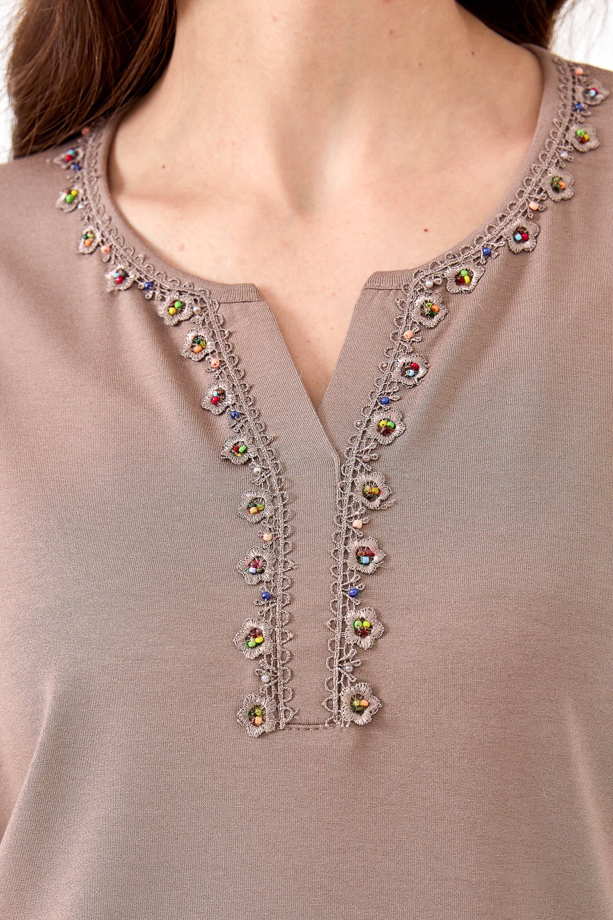 23703Kadın Yakası Patlı Boncuk İşlemeli Penye T-shirt Vizon