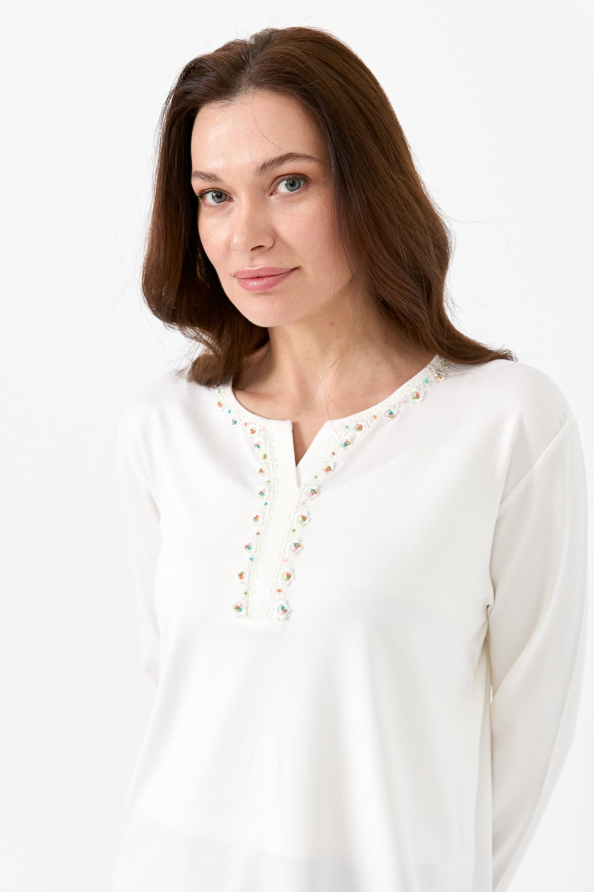 23705Kadın Yakası Patlı Boncuk İşlemeli Penye Bluz Ekru