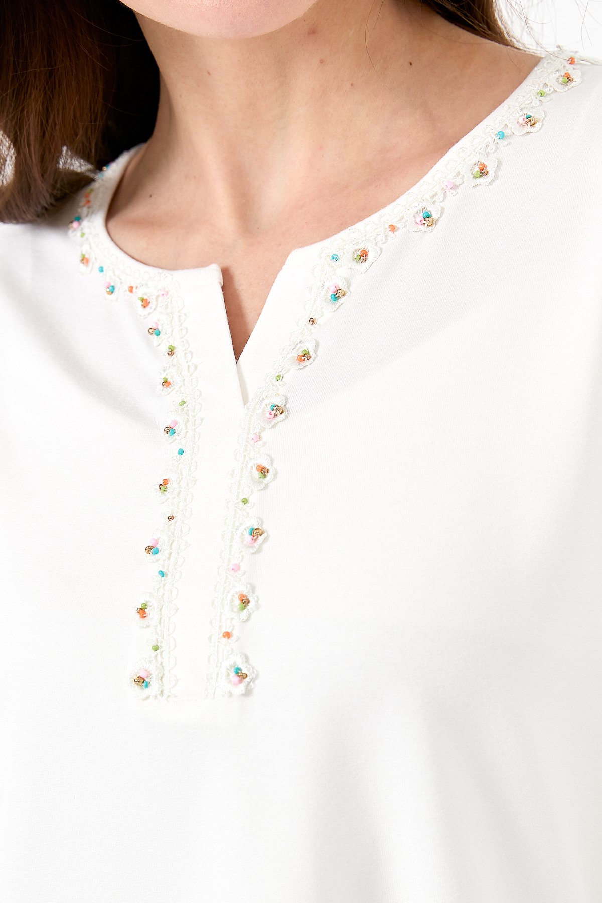 23705Kadın Yakası Patlı Boncuk İşlemeli Penye Bluz Ekru