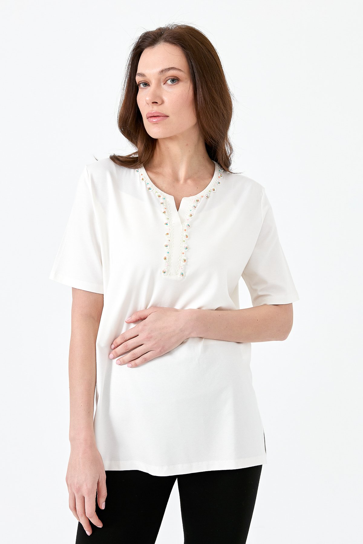 23703Kadın Yakası Patlı Boncuk İşlemeli Penye T-shirt Ekru