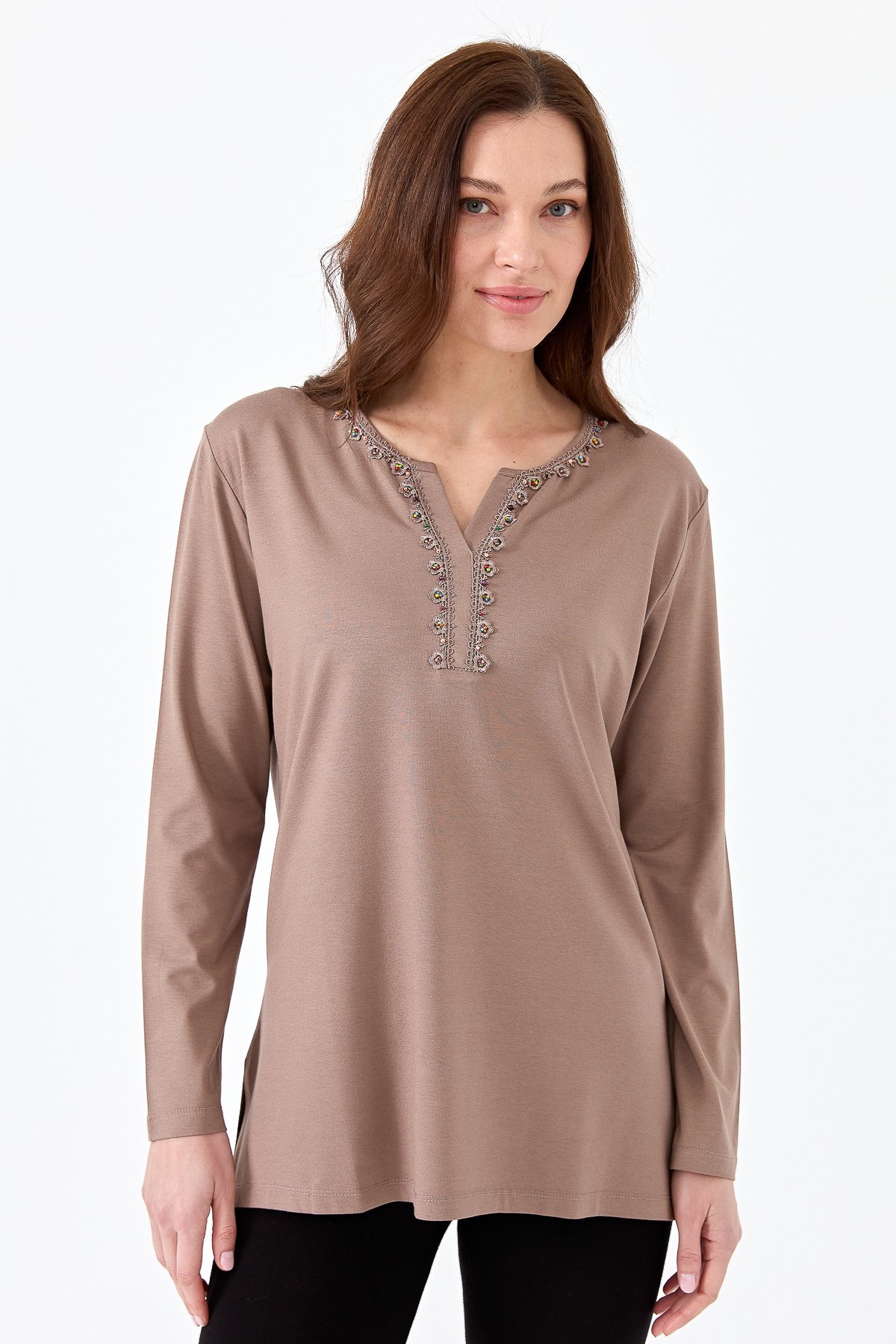 23705Kadın Yakası Patlı Boncuk İşlemeli Penye Bluz Vizon