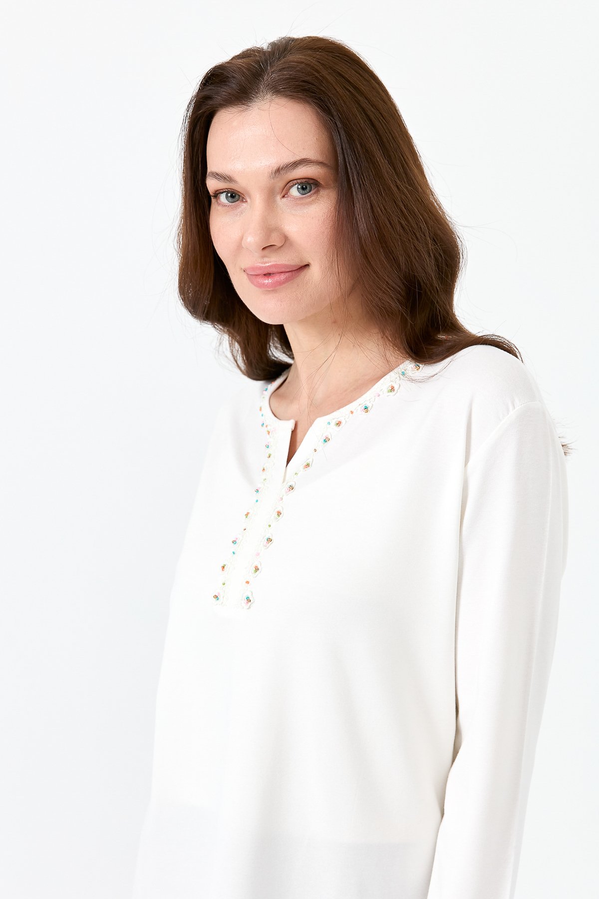 23705Kadın Yakası Patlı Boncuk İşlemeli Penye Bluz Ekru