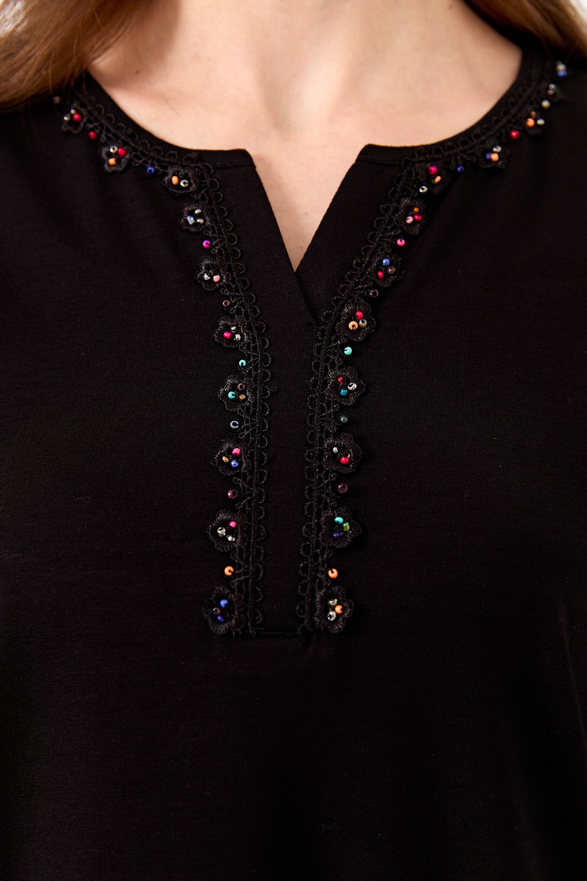 23703Kadın Yakası Patlı Boncuk İşlemeli Penye T-shirt Siyah