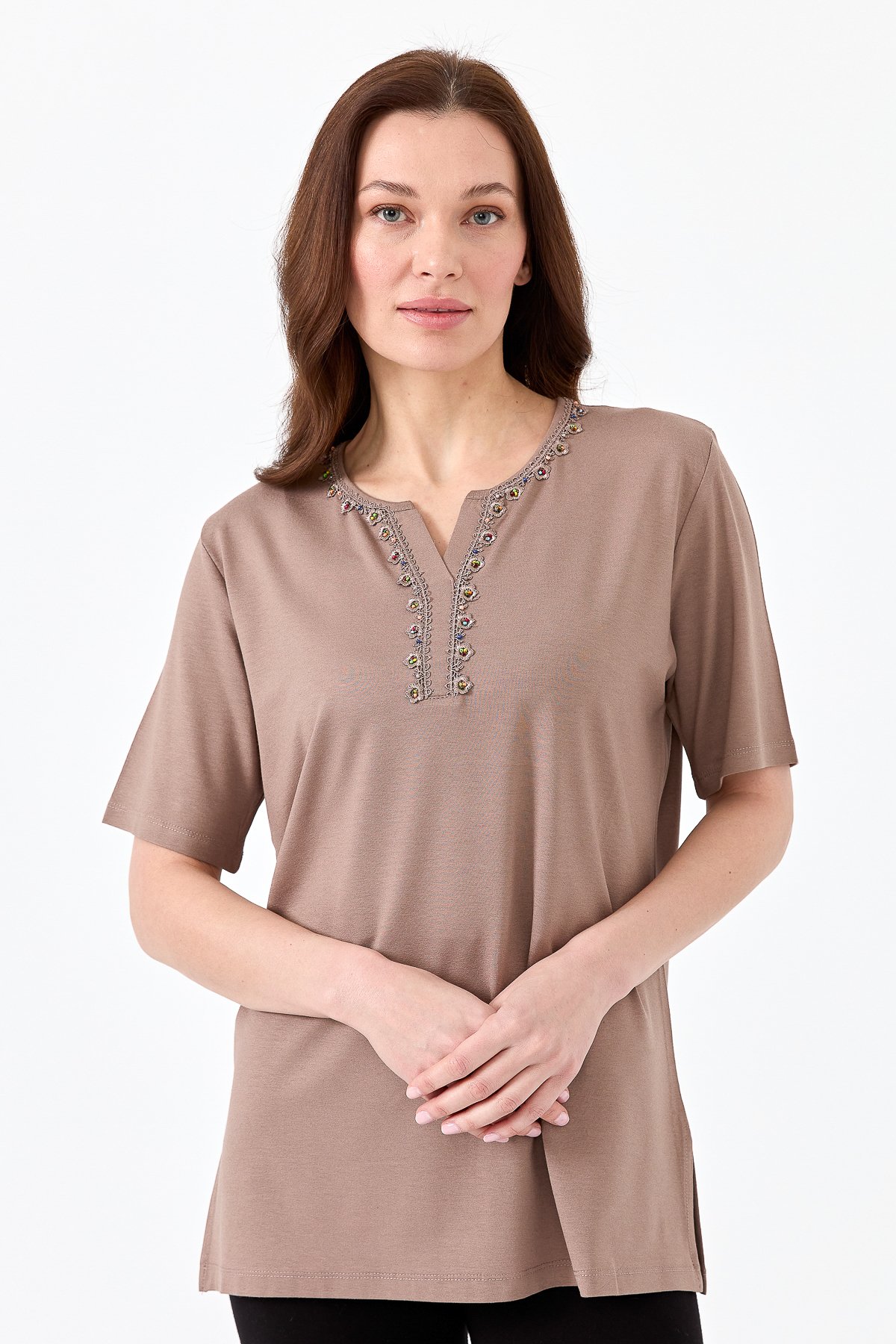 23703Kadın Yakası Patlı Boncuk İşlemeli Penye T-shirt Vizon