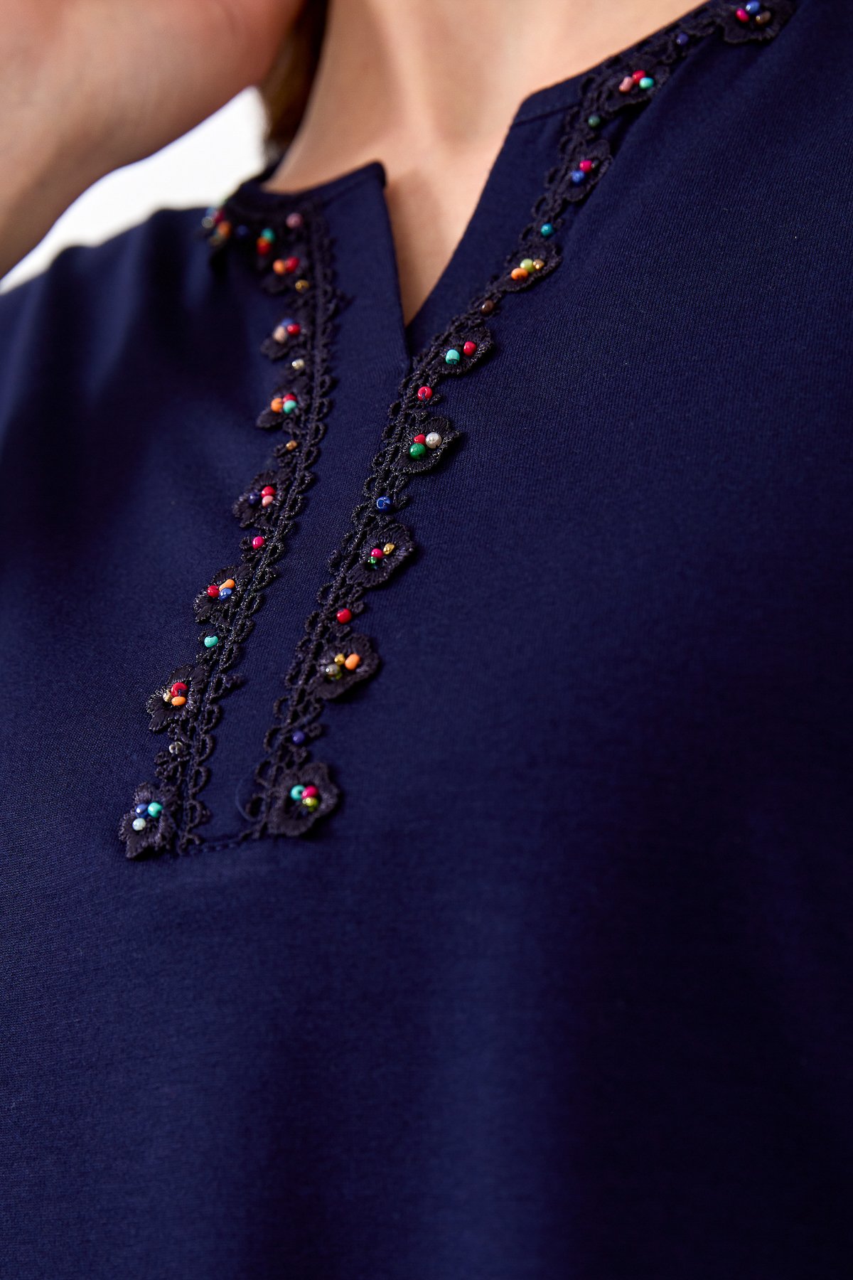 23703Kadın Yakası Patlı Boncuk İşlemeli Penye T-shirt Lacivert