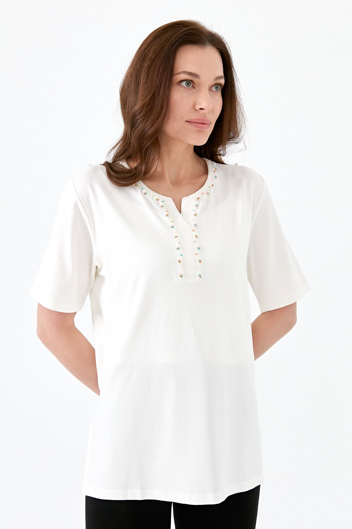 23703Kadın Yakası Patlı Boncuk İşlemeli Penye T-shirt Ekru