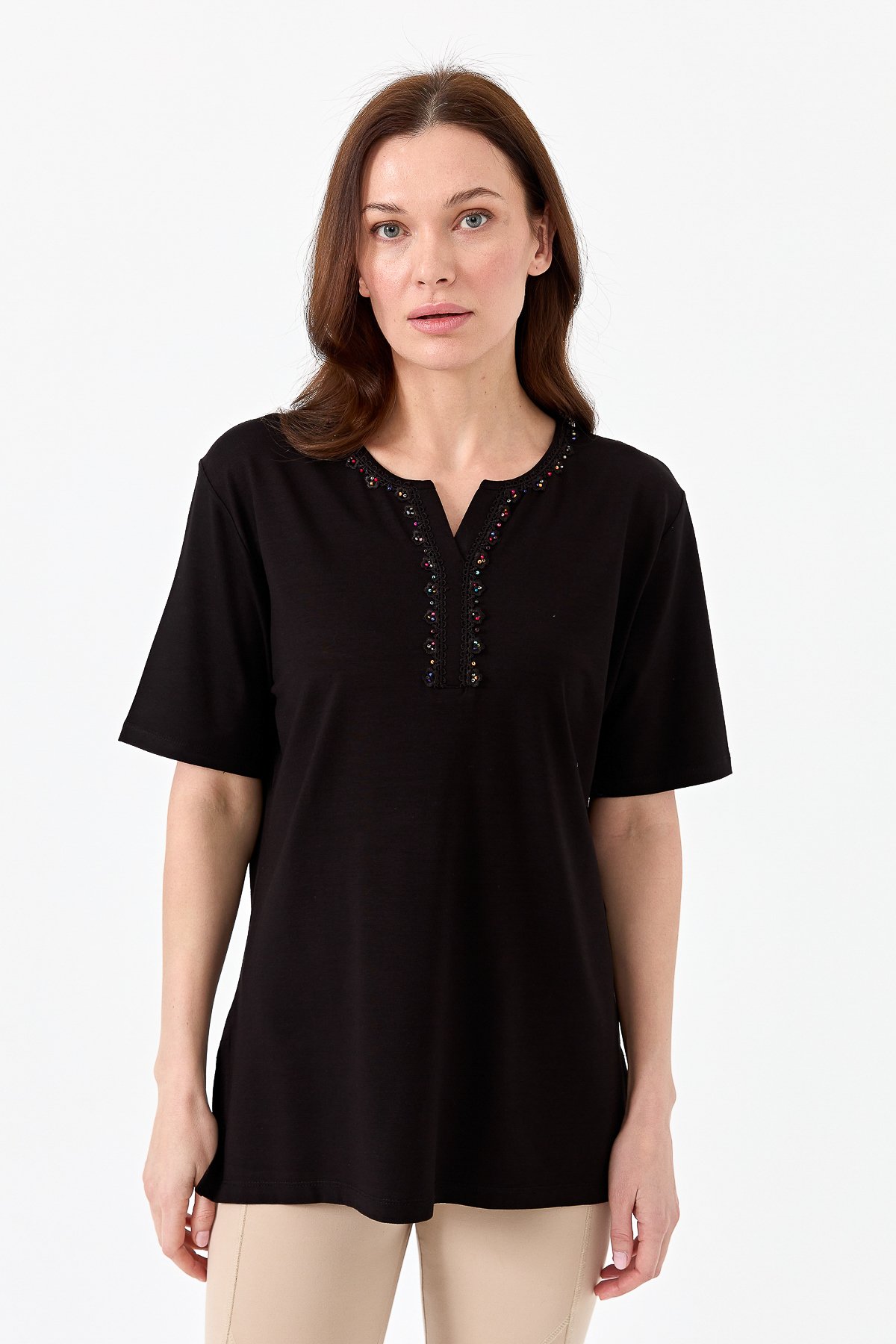 23703Kadın Yakası Patlı Boncuk İşlemeli Penye T-shirt Siyah