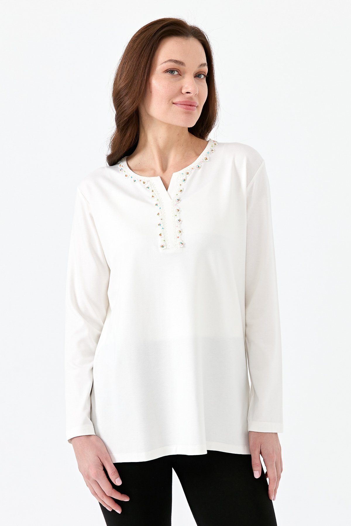 23705Kadın Yakası Patlı Boncuk İşlemeli Penye Bluz Ekru