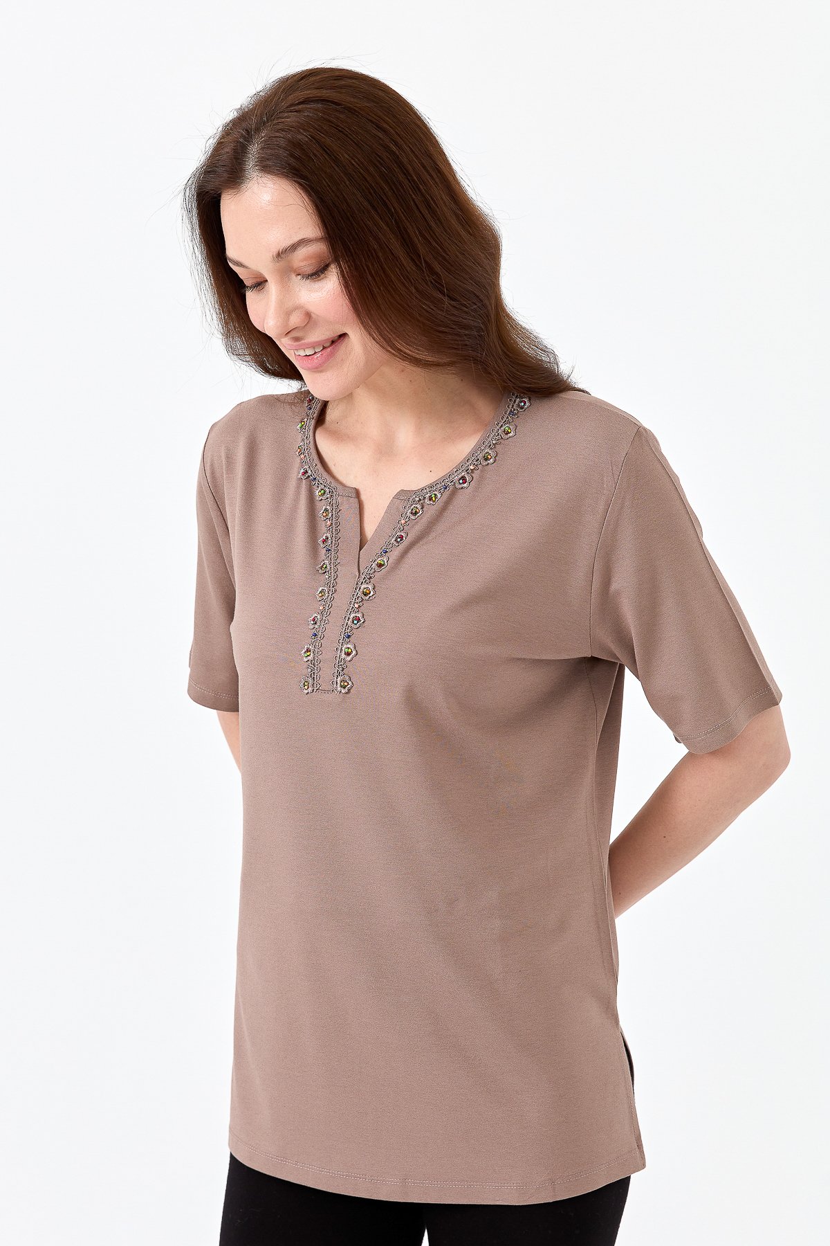 23703Kadın Yakası Patlı Boncuk İşlemeli Penye T-shirt Vizon