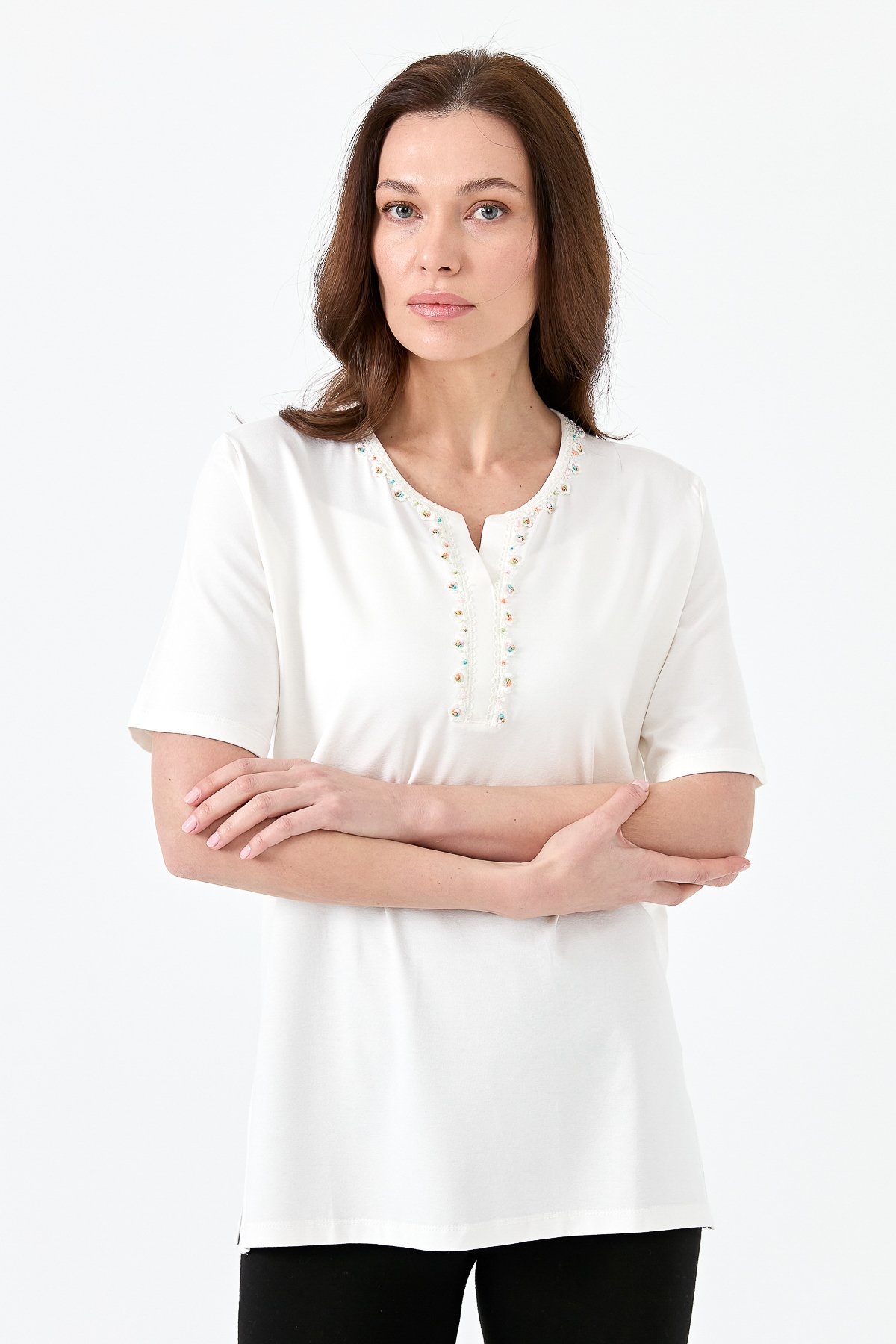 23703Kadın Yakası Patlı Boncuk İşlemeli Penye T-shirt Ekru