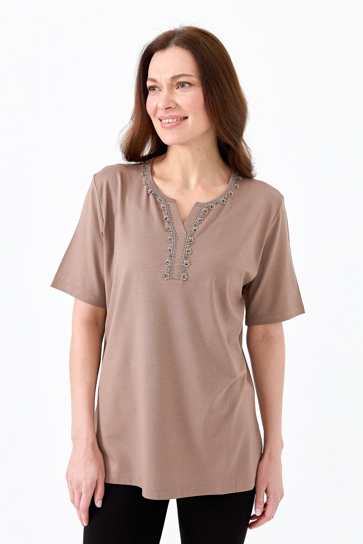 23703Kadın Yakası Patlı Boncuk İşlemeli Penye T-shirt Vizon