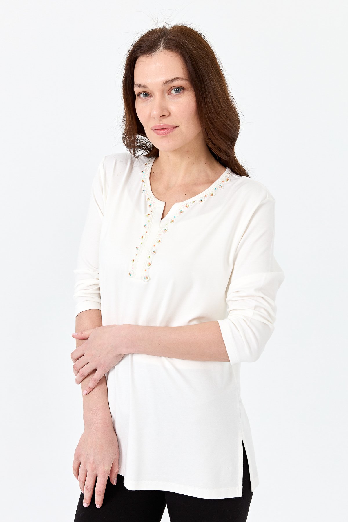 23704Kadın Yakası Patlı Boncuk İşlemeli Truvakar Kol Penye Bluz Ekru