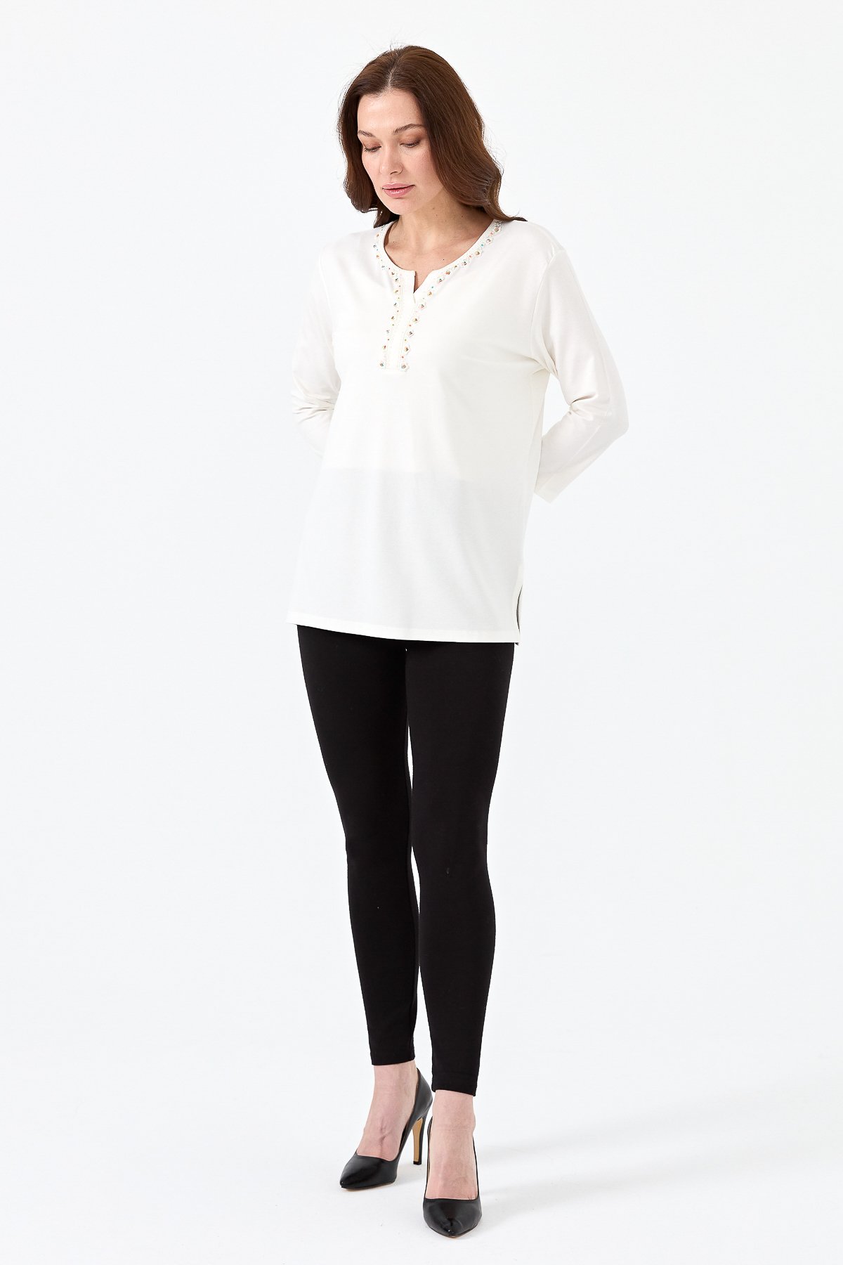 23704Kadın Yakası Patlı Boncuk İşlemeli Truvakar Kol Penye Bluz Ekru