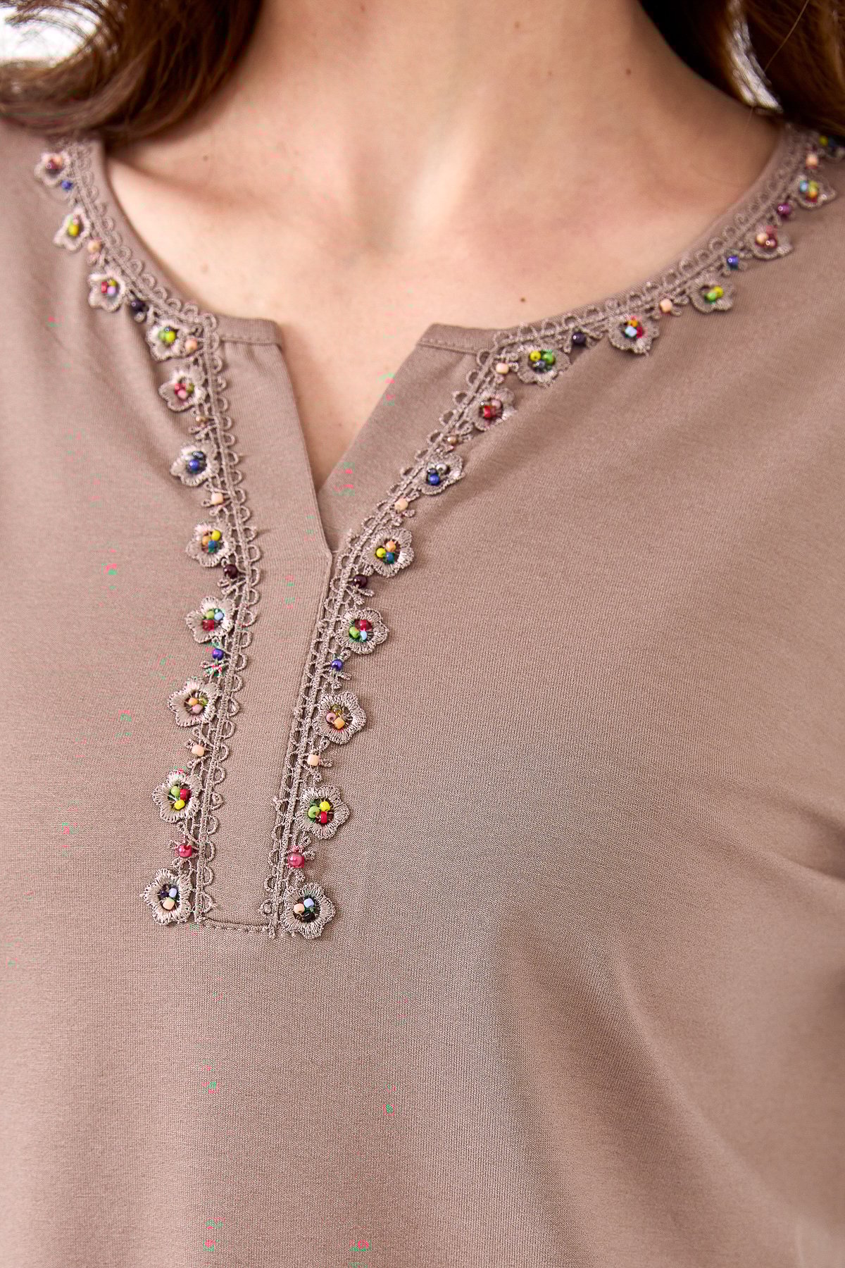 23704Kadın Yakası Patlı Boncuk İşlemeli Truvakar Kol Penye Bluz Vizon