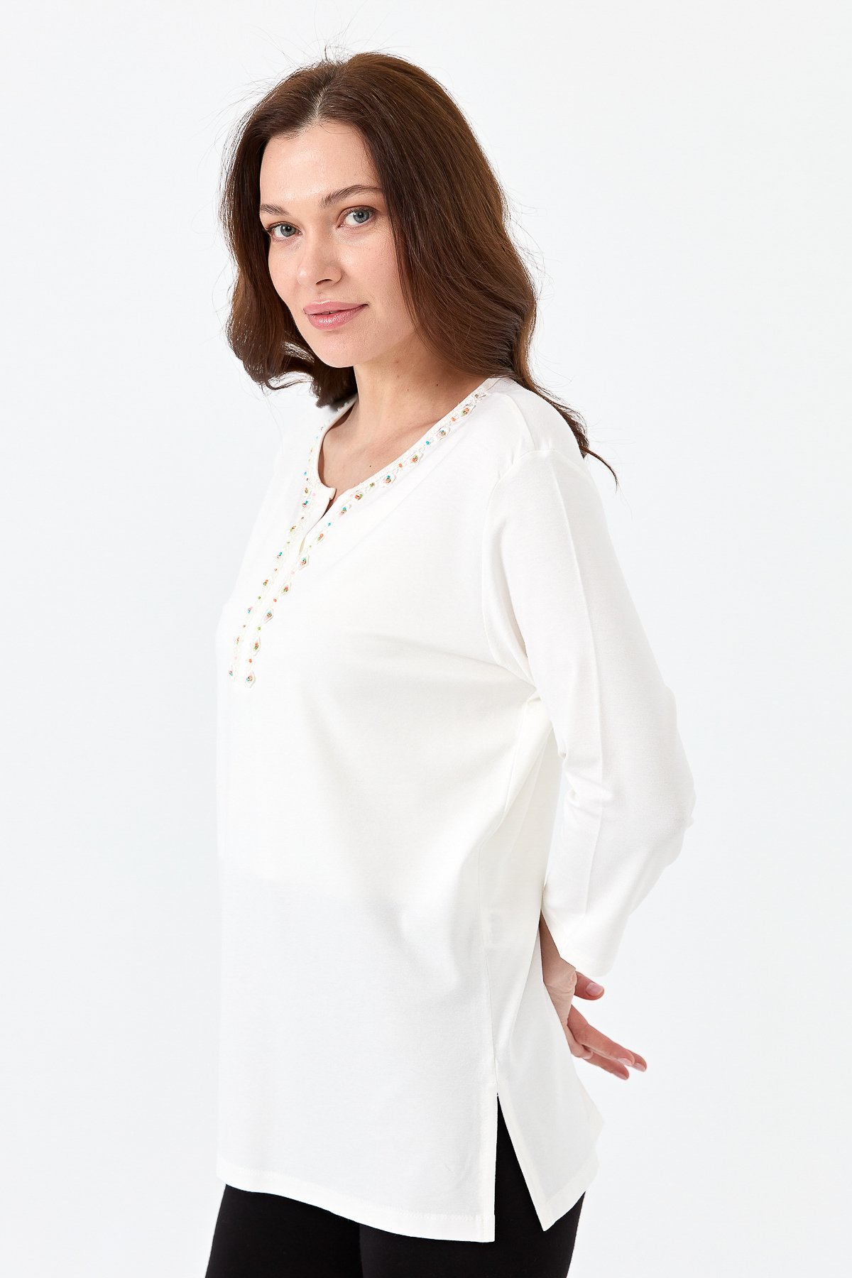23704Kadın Yakası Patlı Boncuk İşlemeli Truvakar Kol Penye Bluz Ekru