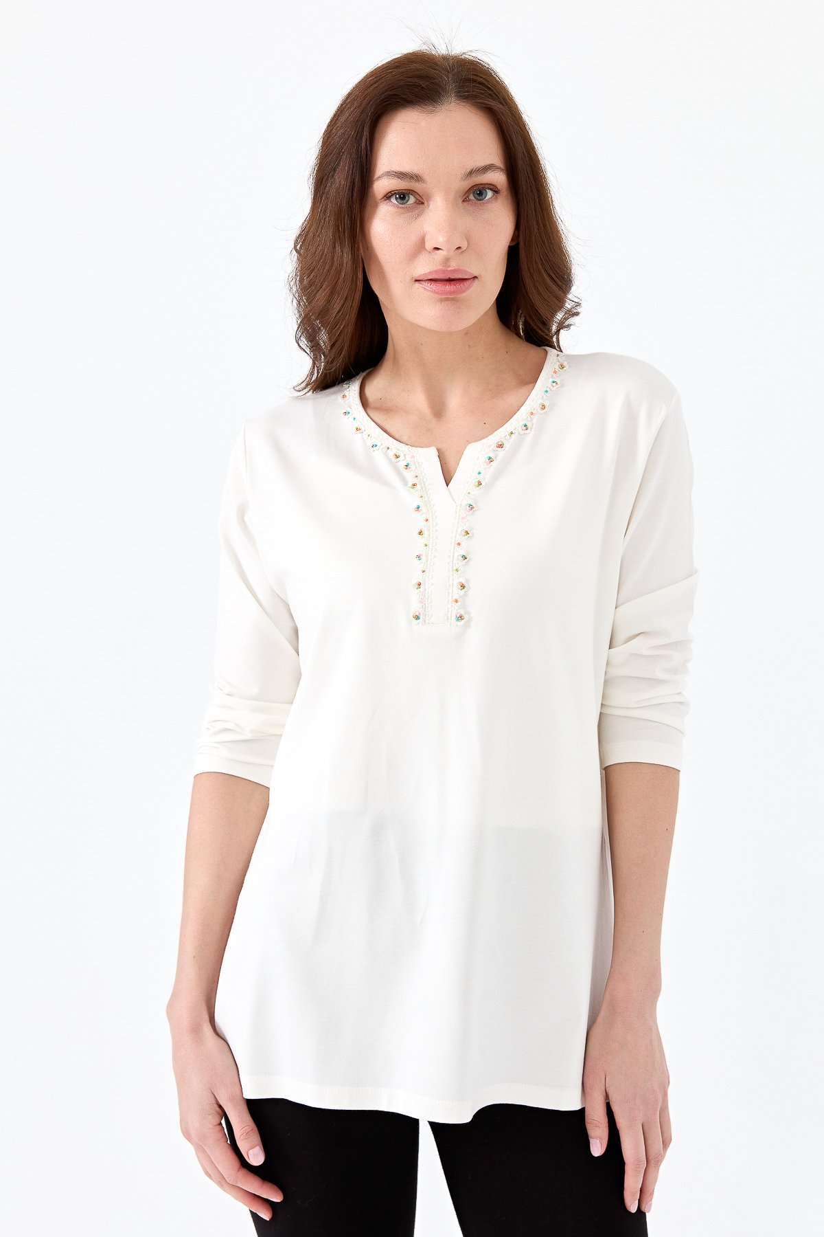 23704Kadın Yakası Patlı Boncuk İşlemeli Truvakar Kol Penye Bluz Ekru