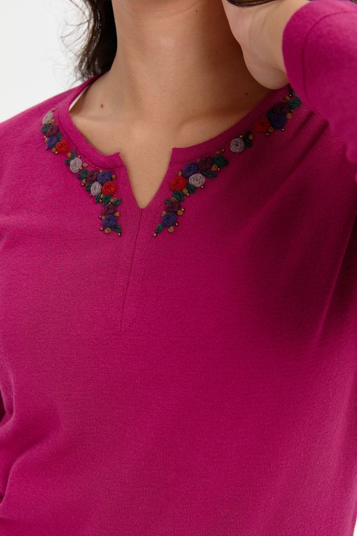 24091Kadın Yakası Renkli Çiçek İşlemeli Kazak Sıklamen